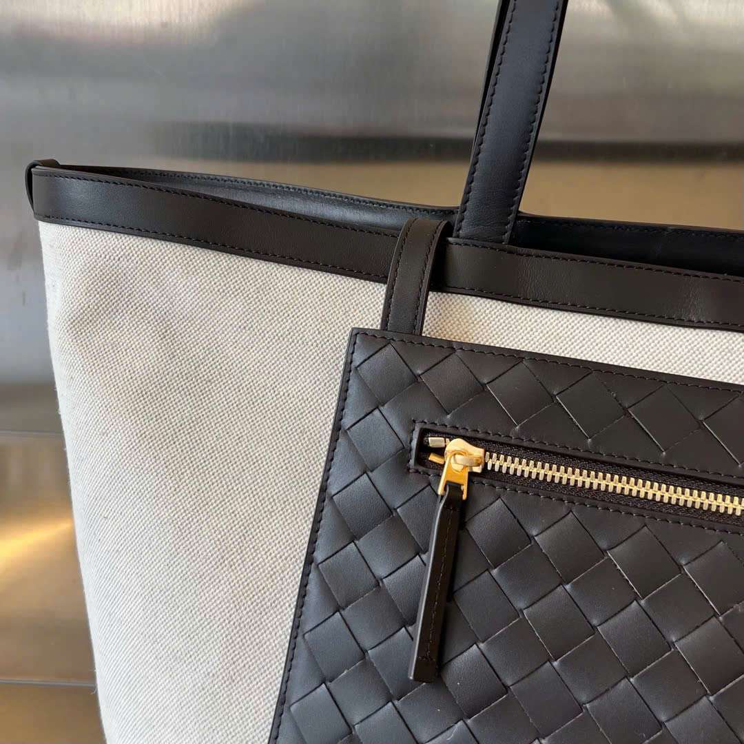 보테가 Medium Flip Flap 여성 토트백