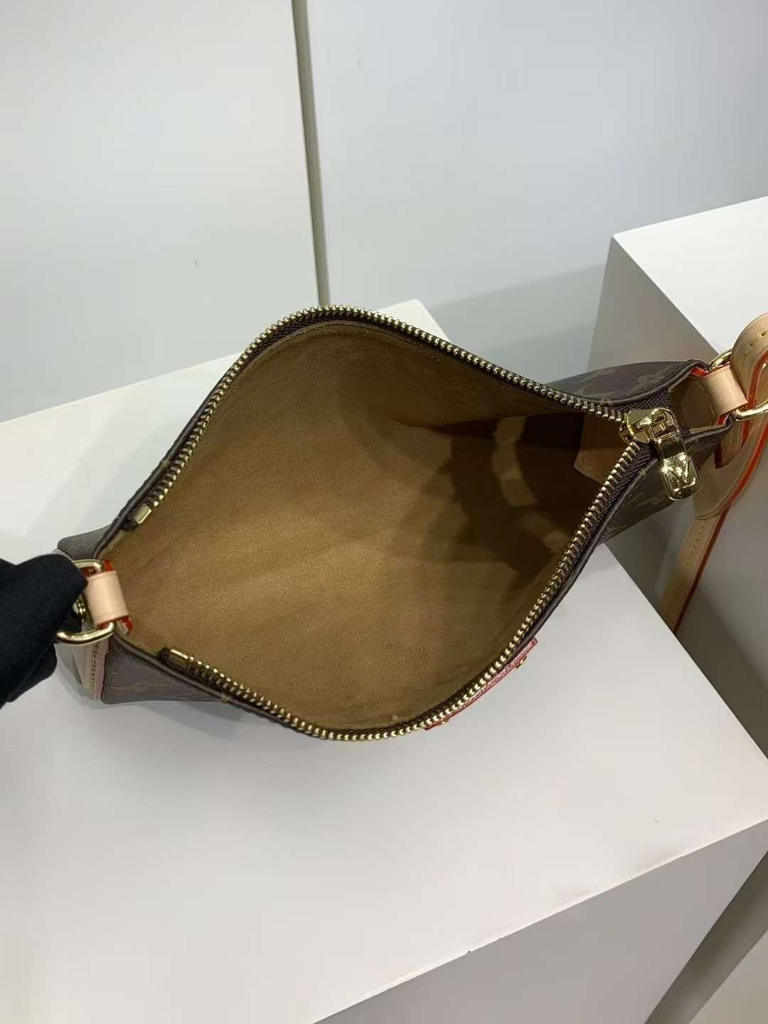 루이비통 포쉐트 티레트 여성 숄더백