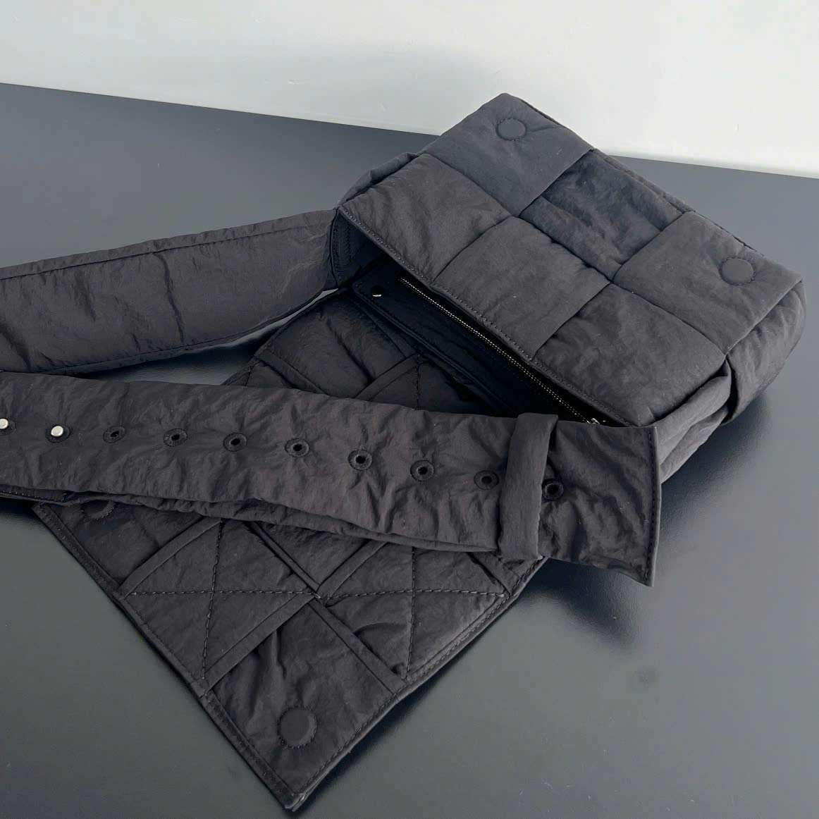 보테가 Tech Cassette Padded 남성 가방