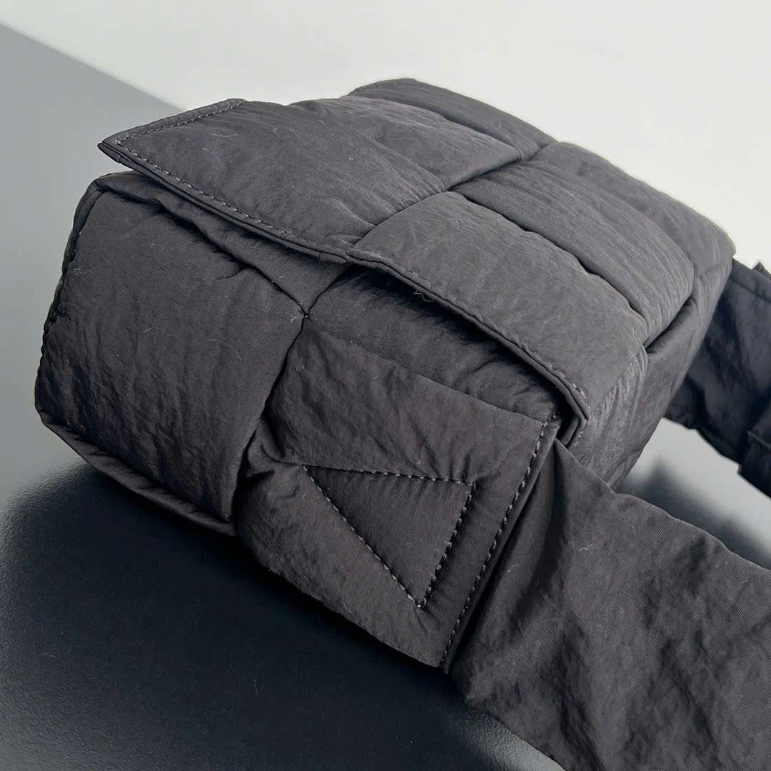 보테가 Tech Cassette Padded 남성 가방