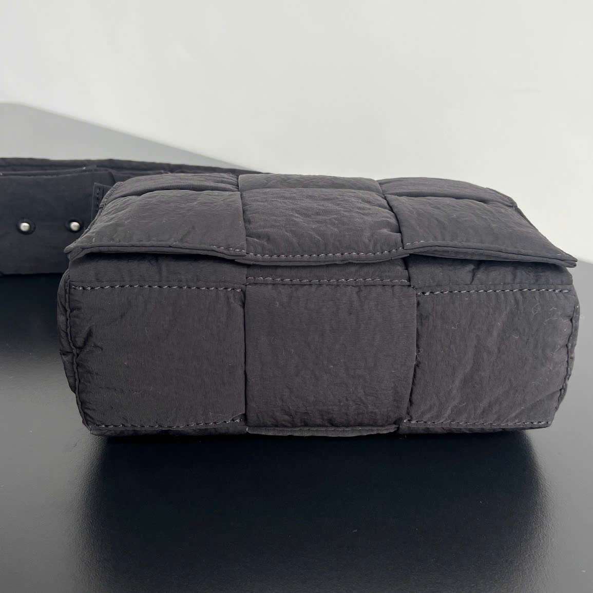 보테가 Tech Cassette Padded 남성 가방