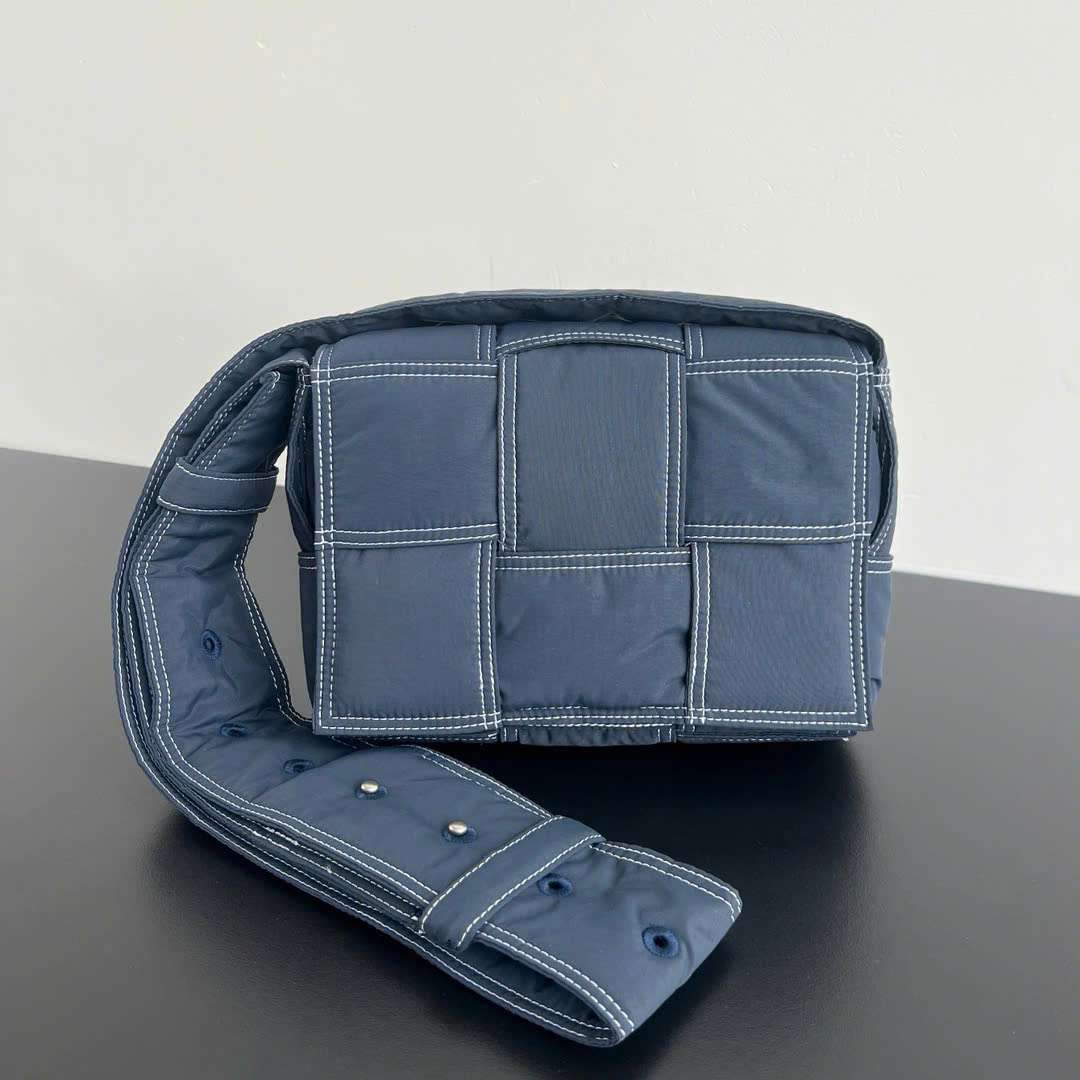 보테가 Small Tech Cassette 남여공용 크로스백