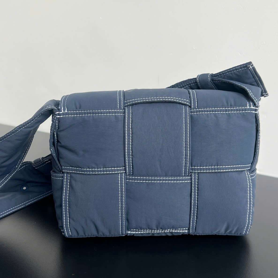 보테가 Small Tech Cassette 남여공용 크로스백