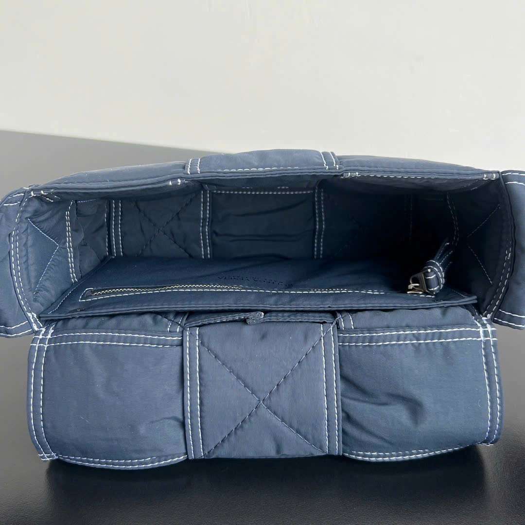 보테가 Small Tech Cassette 남여공용 크로스백