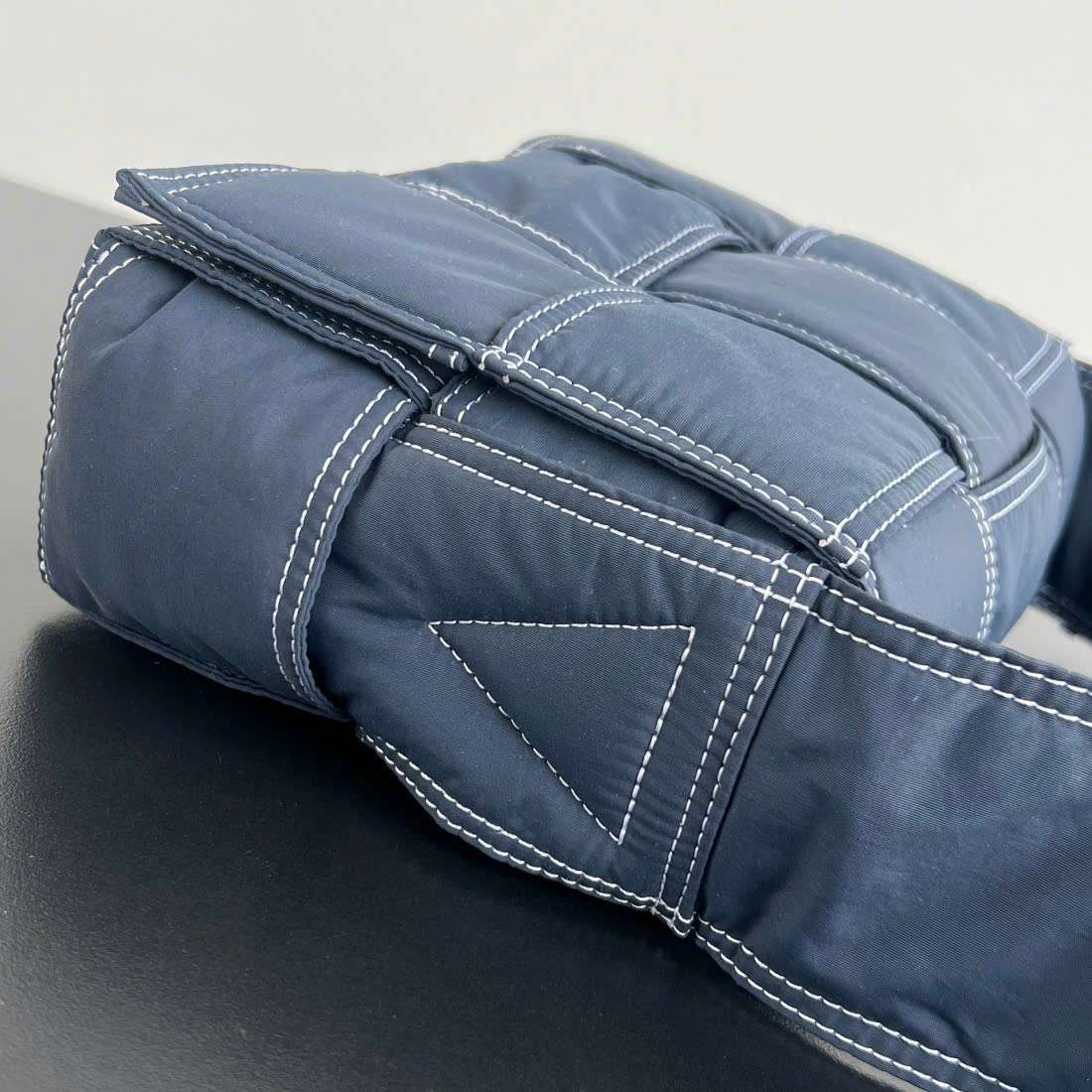 보테가 Small Tech Cassette 남여공용 크로스백