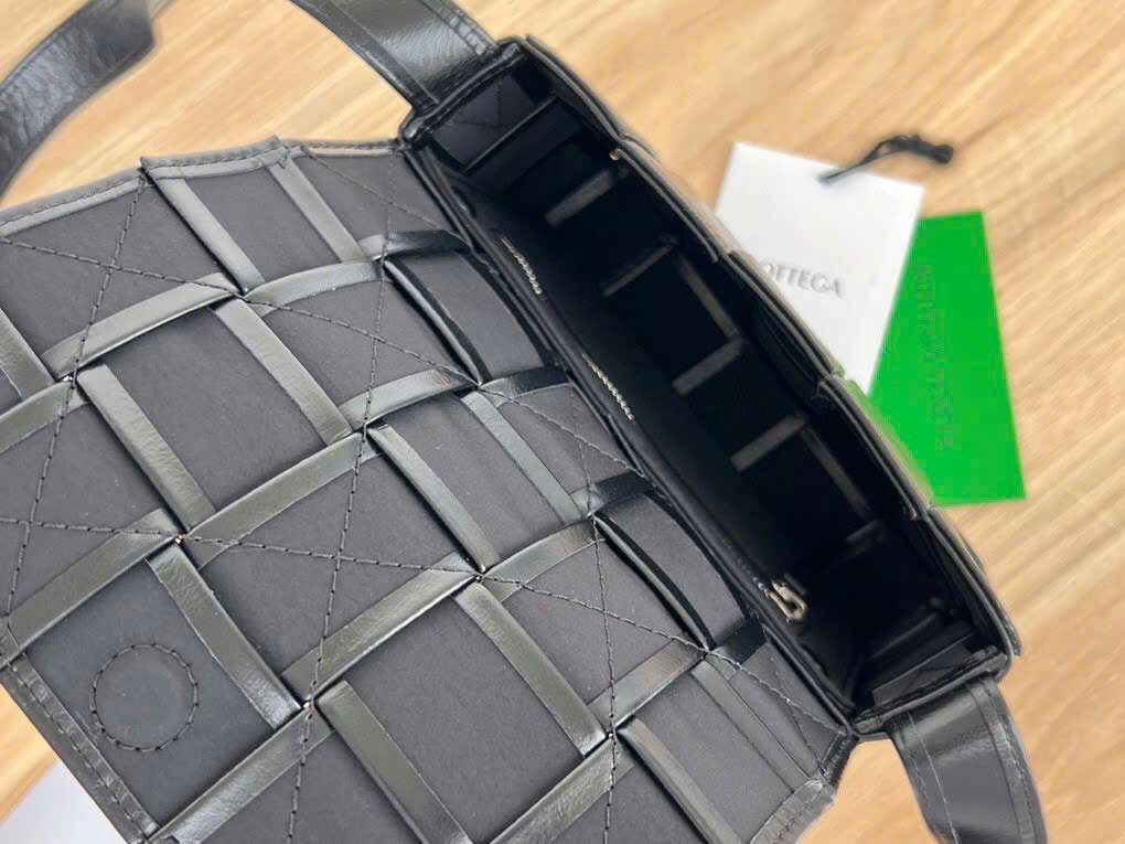 보테가 CASSETTE MINI 여성 크로스백