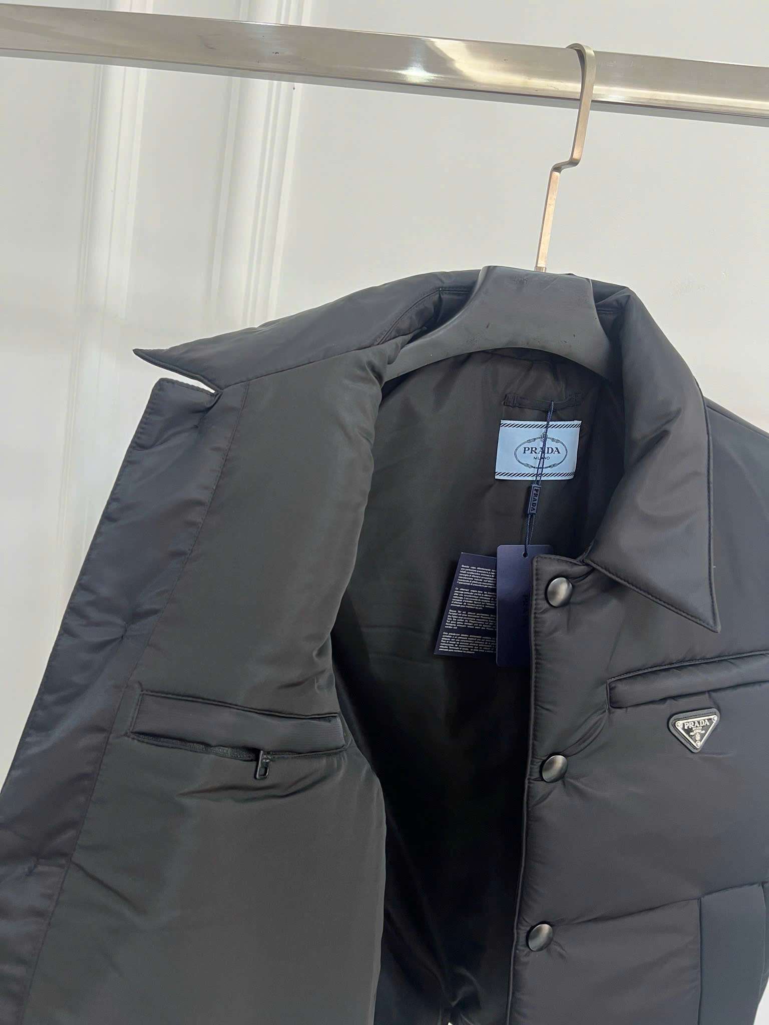 프라다 가슴 삼각 로고 남성 조끼