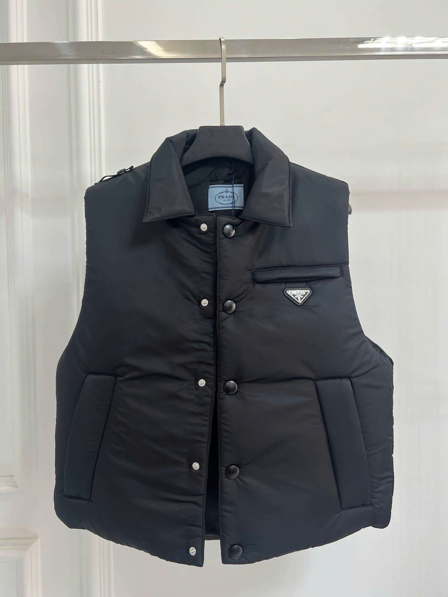 프라다 가슴 삼각 로고 남성 조끼