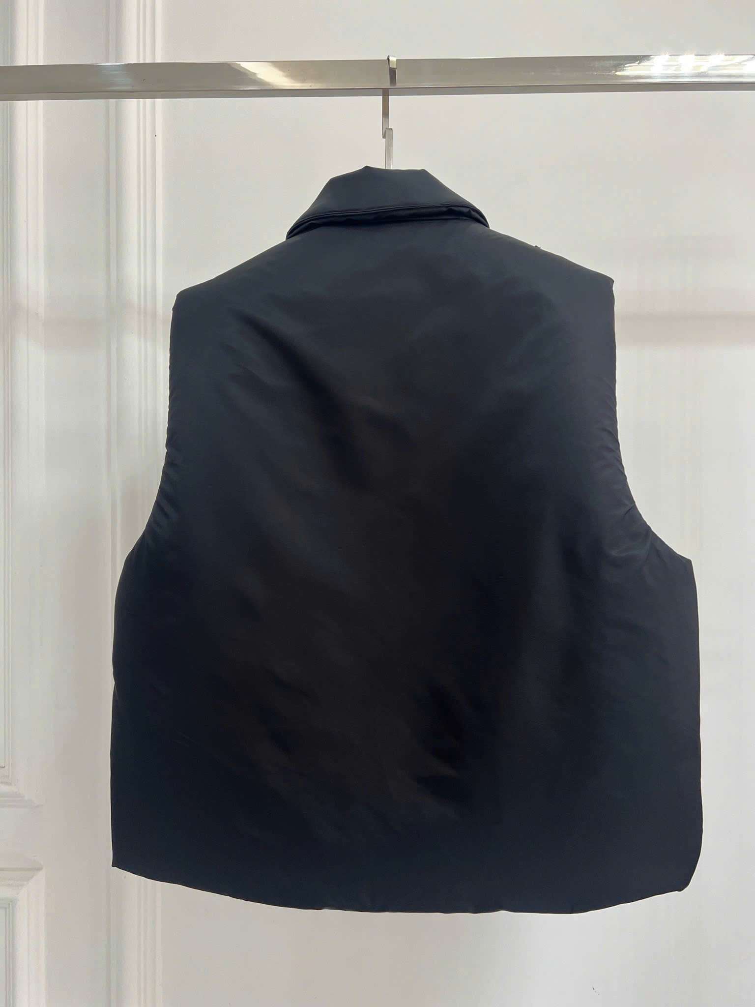 프라다 가슴 삼각 로고 남성 조끼