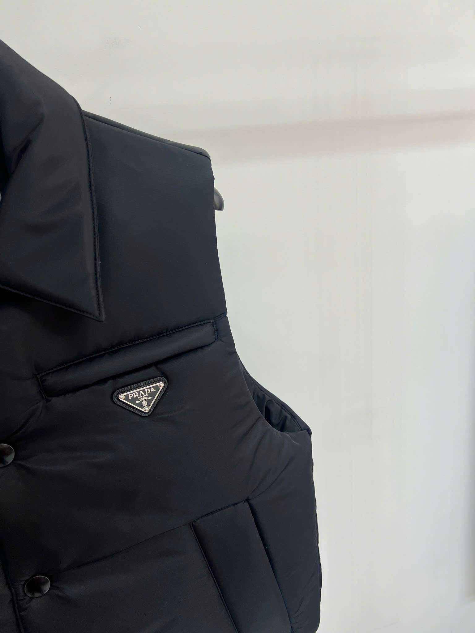 프라다 가슴 삼각 로고 남성 조끼