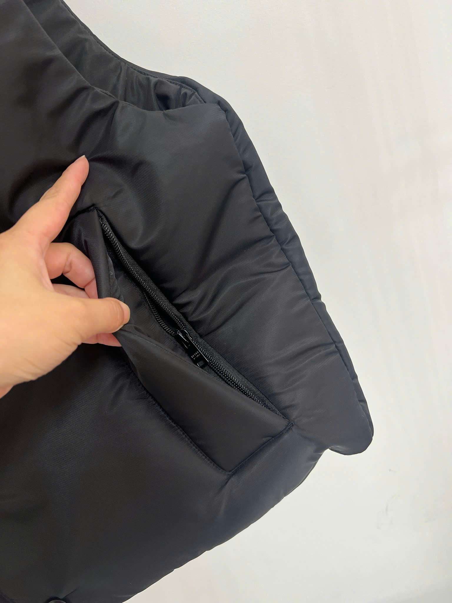 프라다 가슴 삼각 로고 남성 조끼