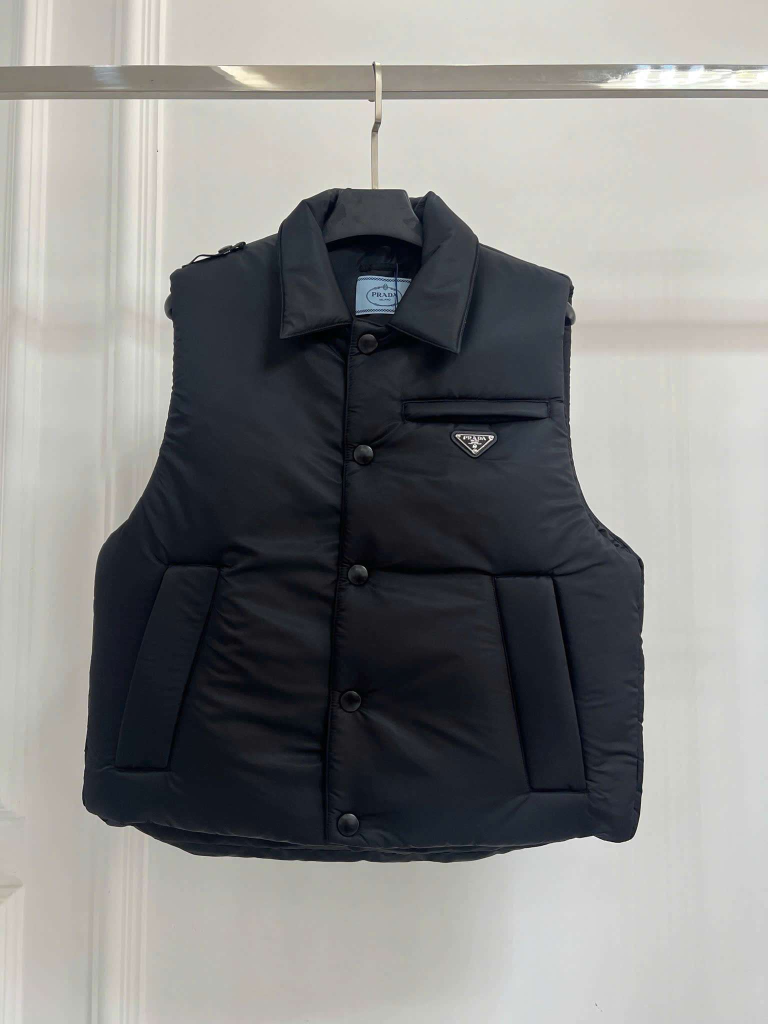 프라다 가슴 삼각 로고 남성 조끼