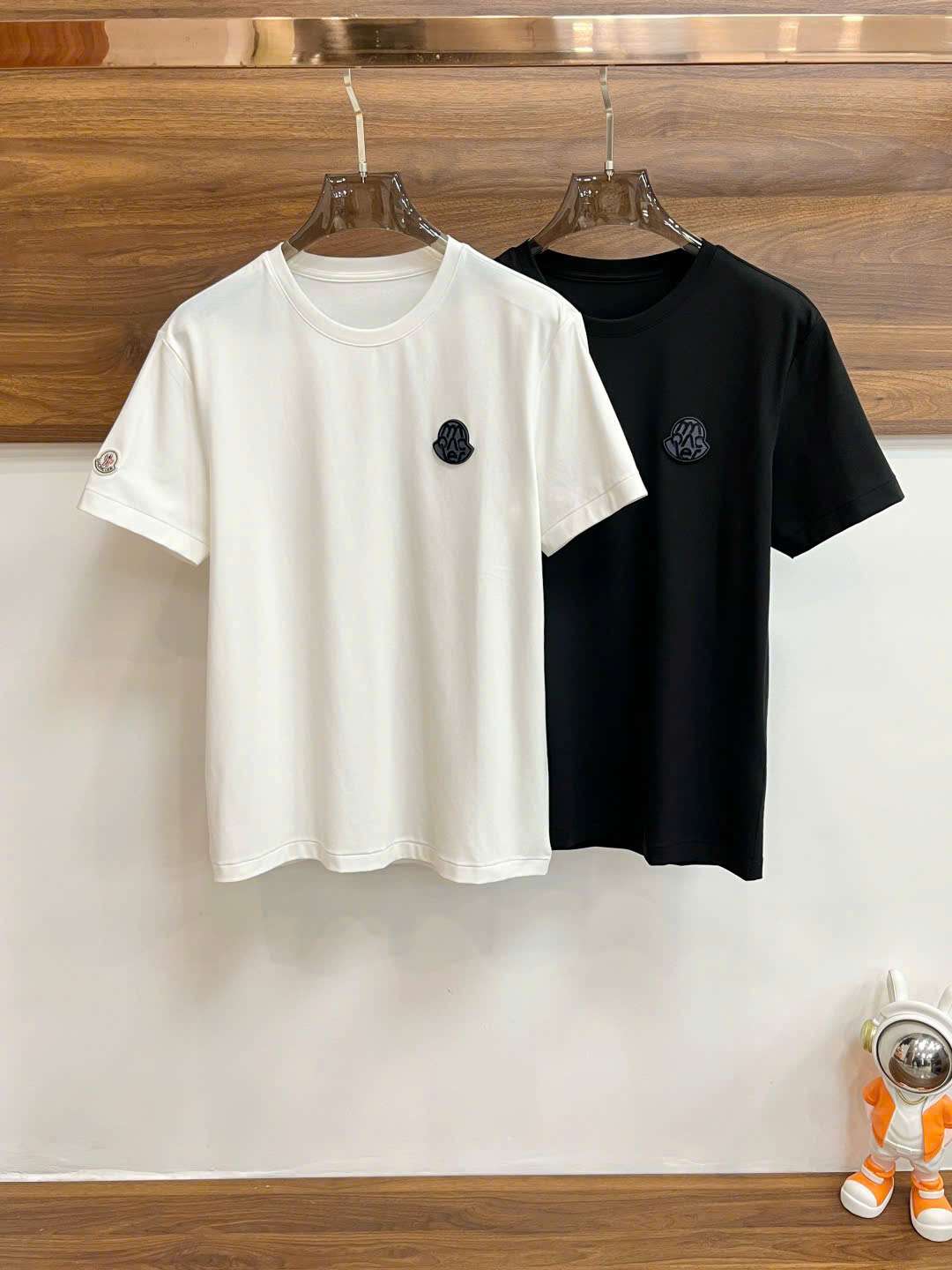 몽클레르 블랙 로고 남성 상의