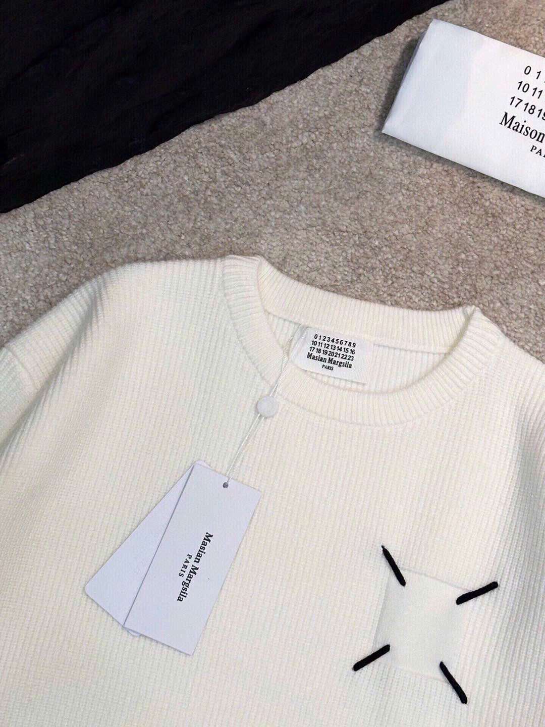 Maison Margiela 자수 로고 남여공용 스웨터 (2컬러)