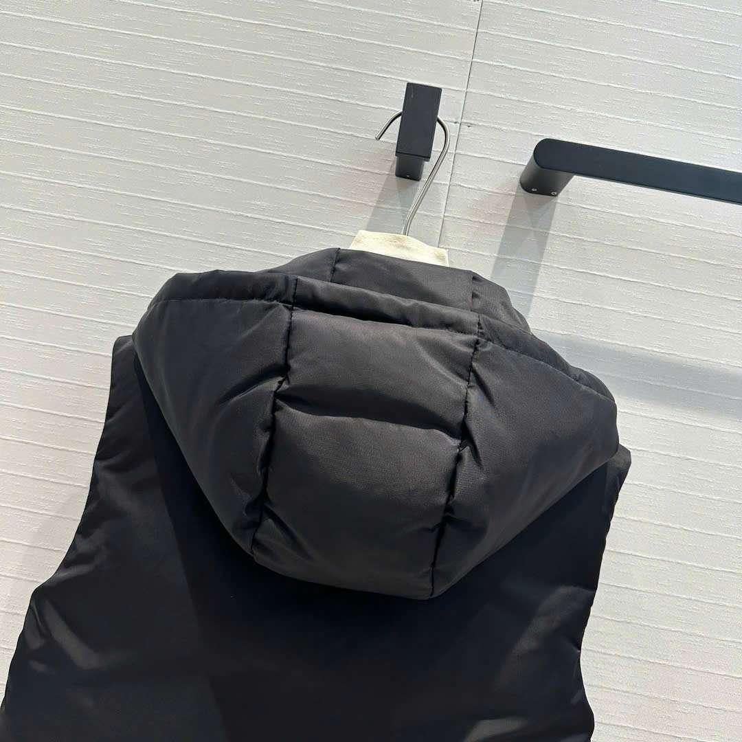 프라다 삼각 로고 여성 조끼