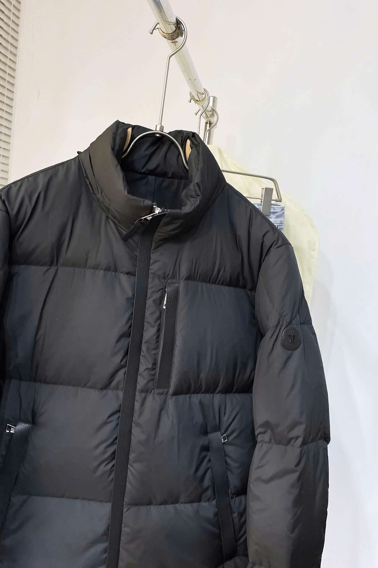 몽클레르 가슴 지퍼 포켓 남여공용 패딩