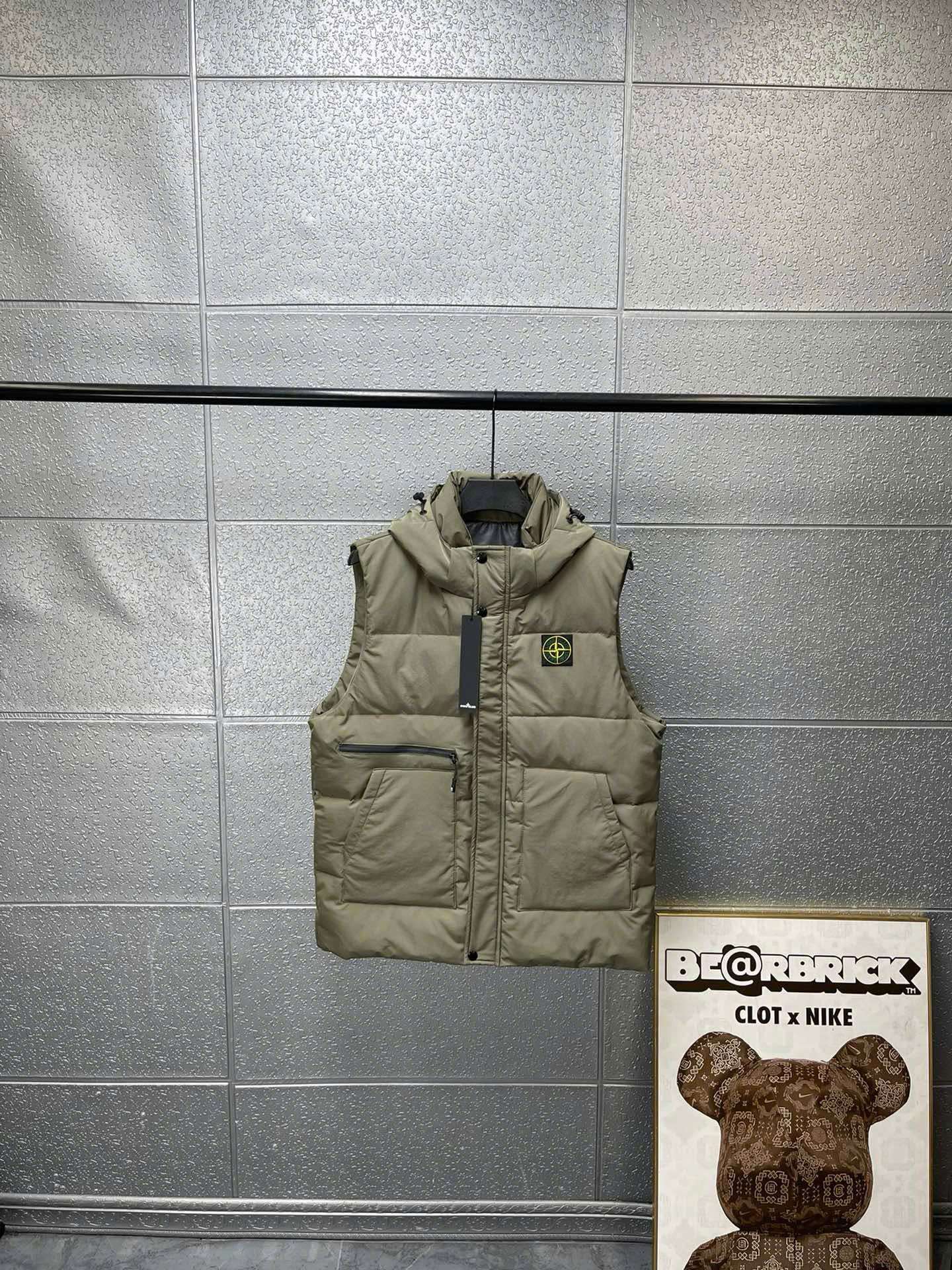 스톤아일랜드 가슴 로고 남성 조끼