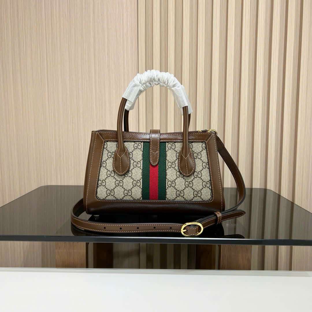 구찌 Small tote with piston closure 여성 가방