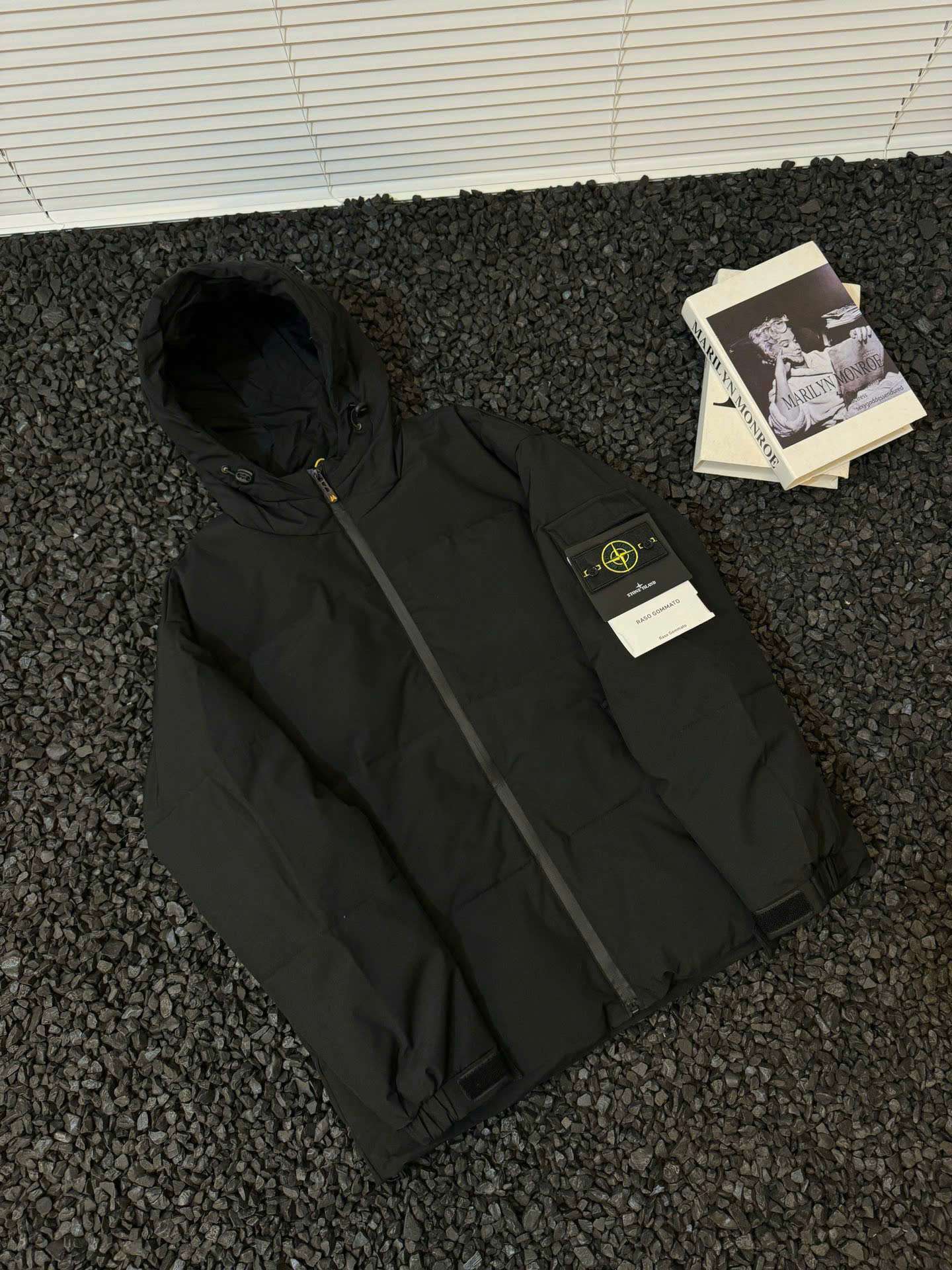 스톤아일랜드 소매 로고 남여공용 패딩