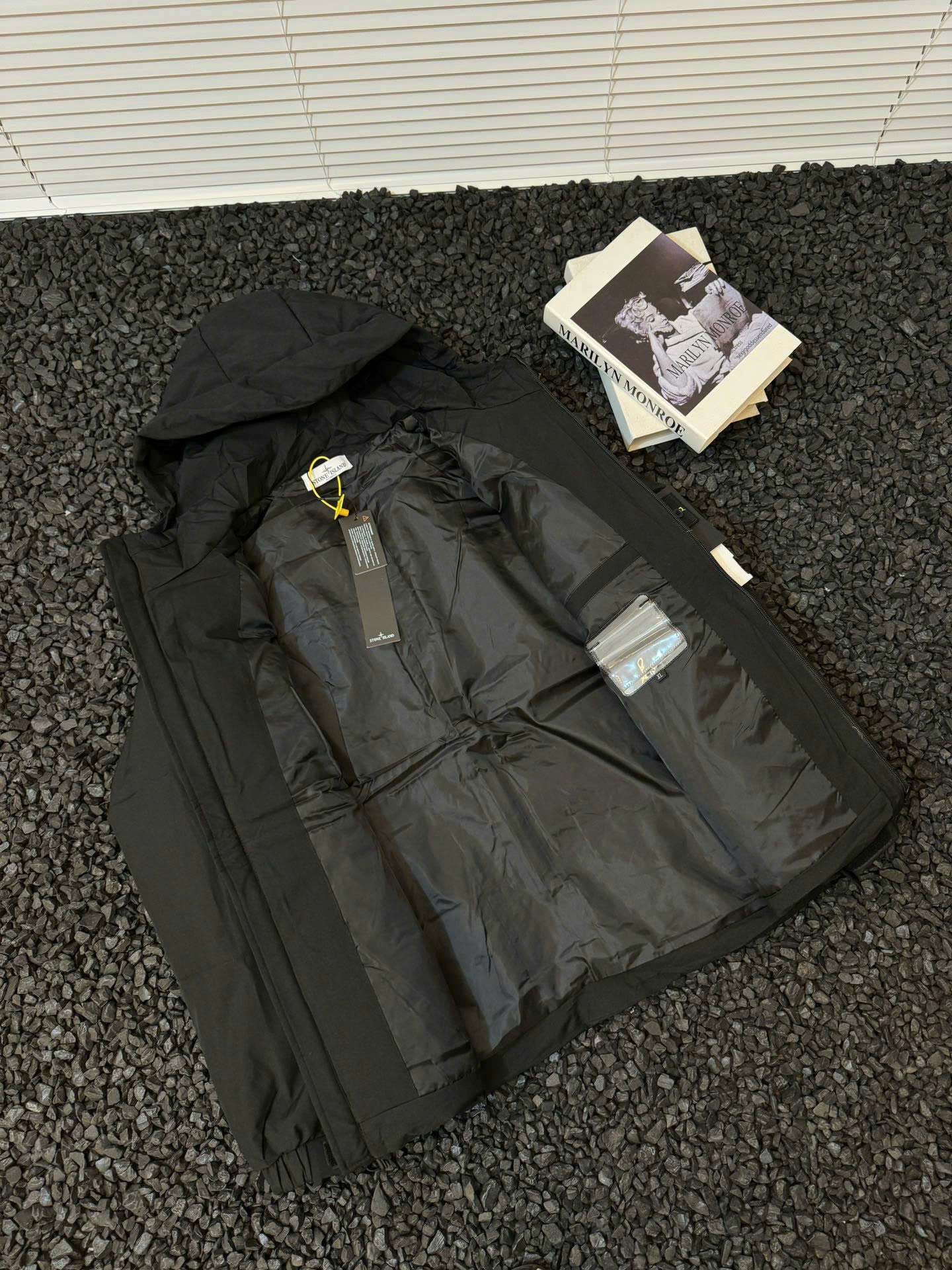 스톤아일랜드 소매 로고 남여공용 패딩