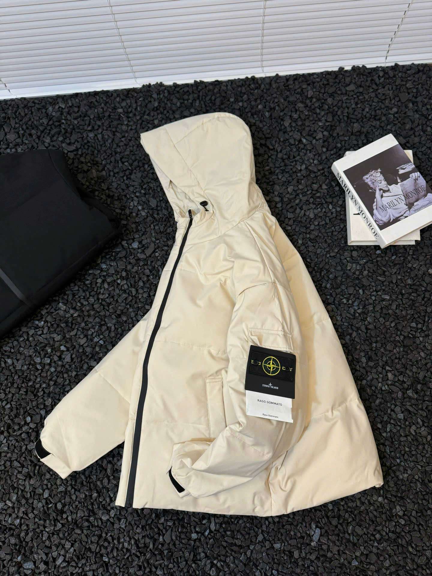 스톤아일랜드 소매 로고 남여공용 패딩