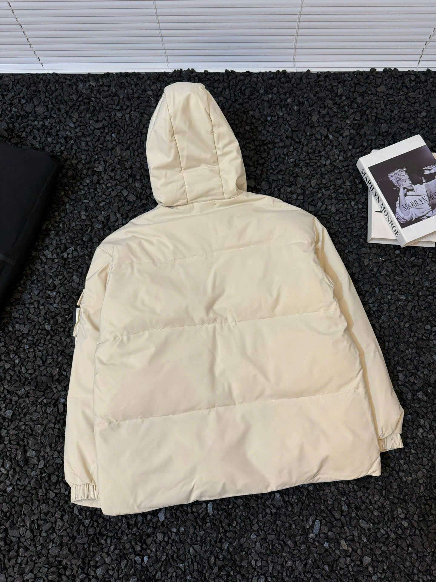 스톤아일랜드 소매 로고 남여공용 패딩