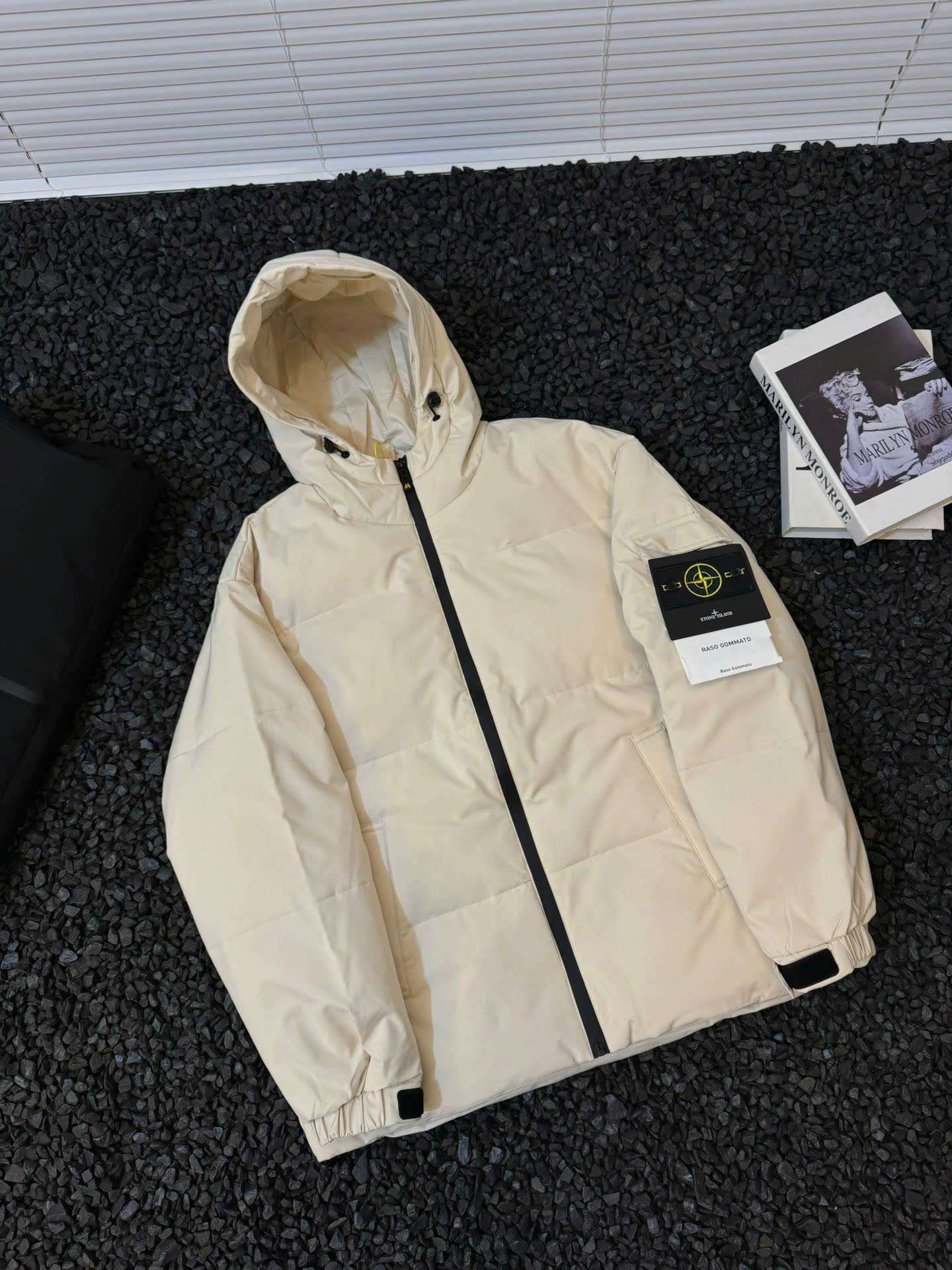 스톤아일랜드 소매 로고 남여공용 패딩