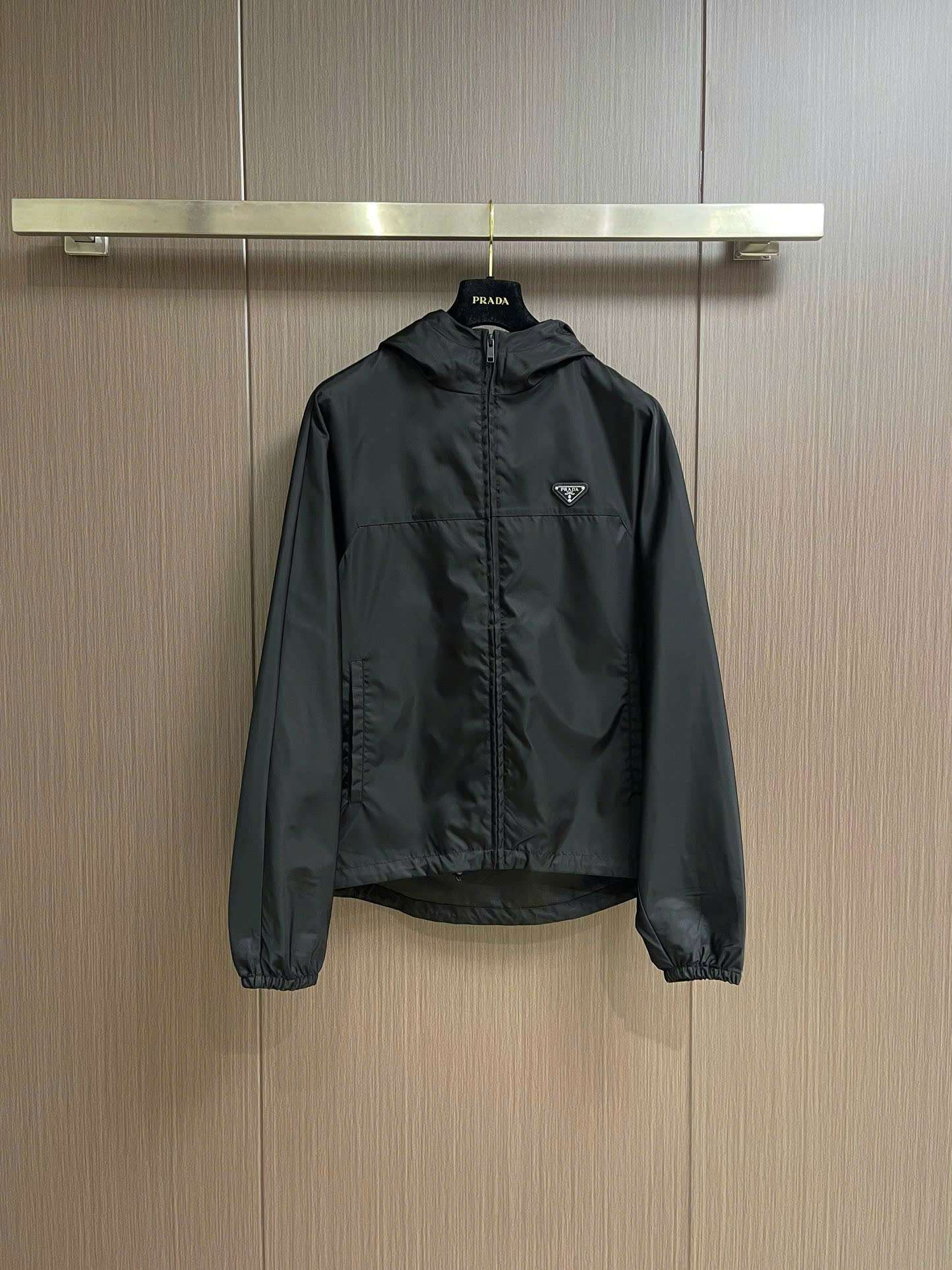 프라다 가슴 삼각 로고 남성 바람막이