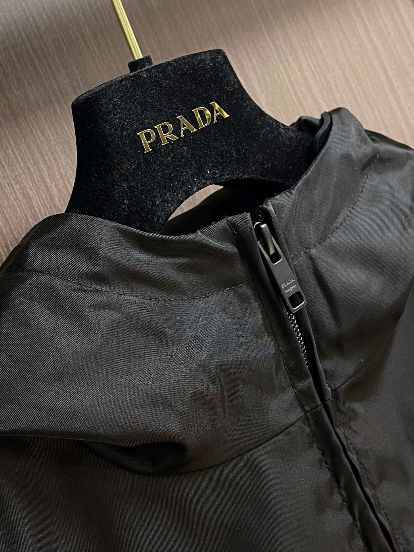 프라다 가슴 삼각 로고 남성 바람막이