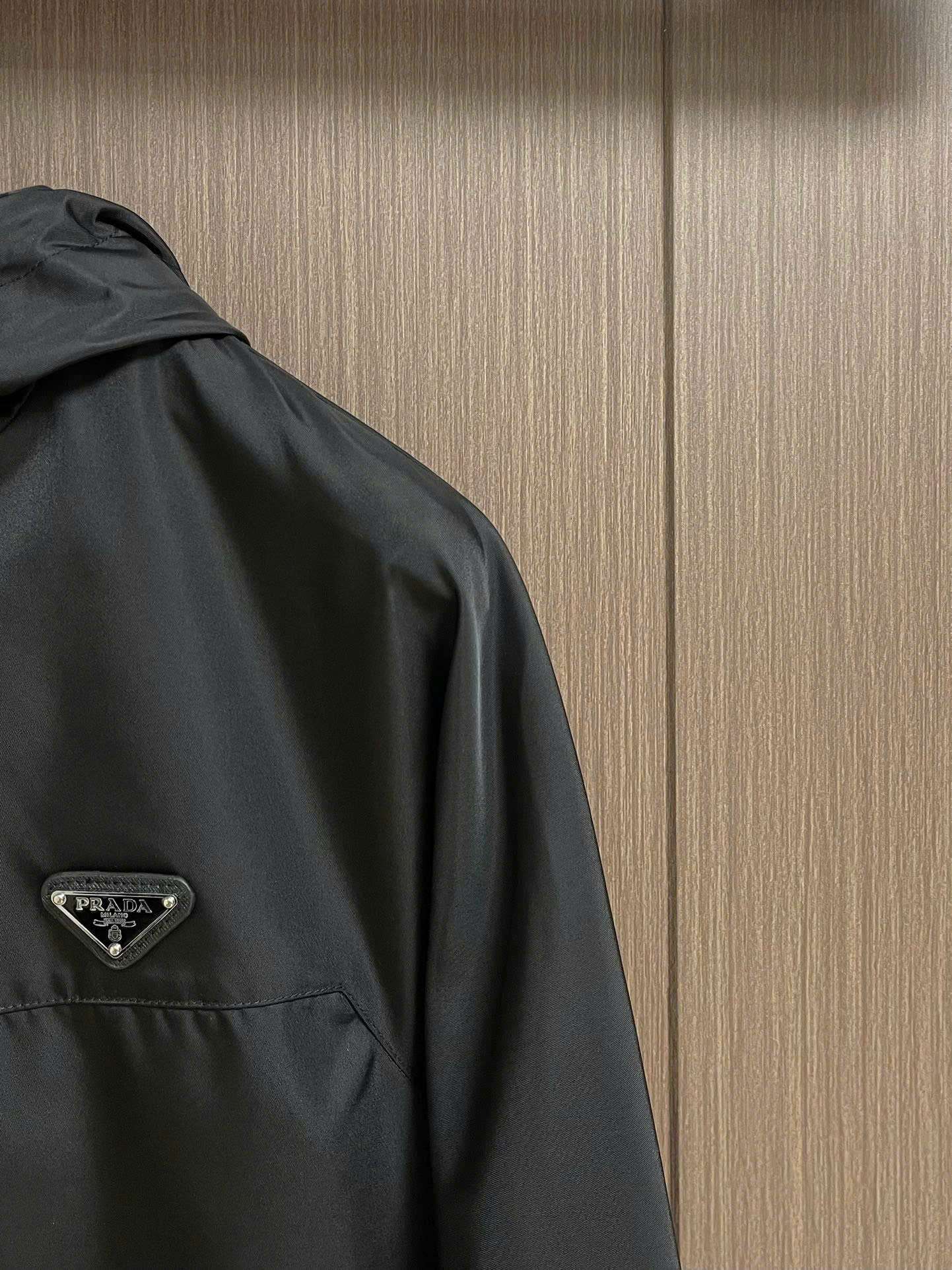 프라다 가슴 삼각 로고 남성 바람막이