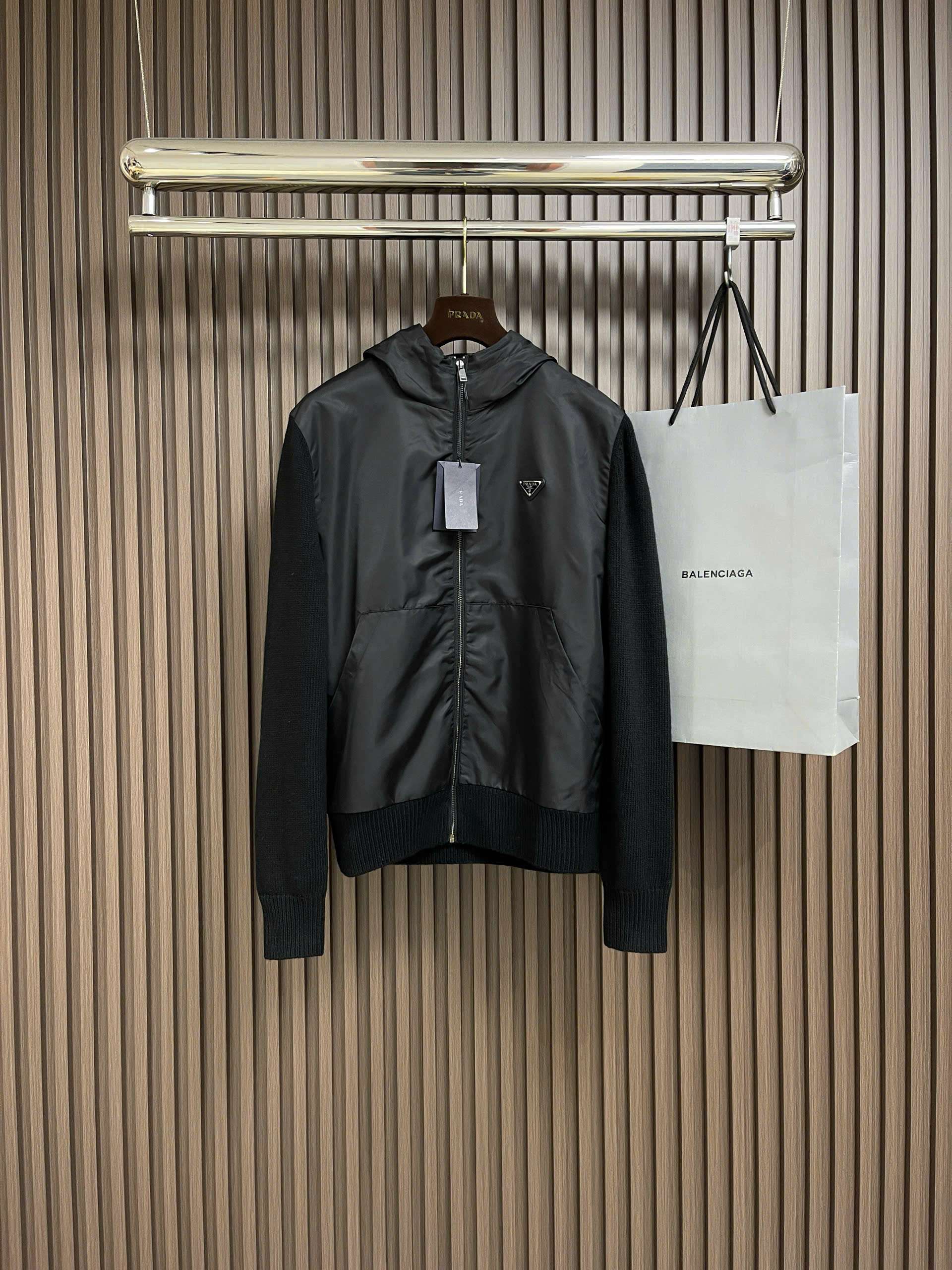 프라다 가슴 삼각 로고 니트 상의