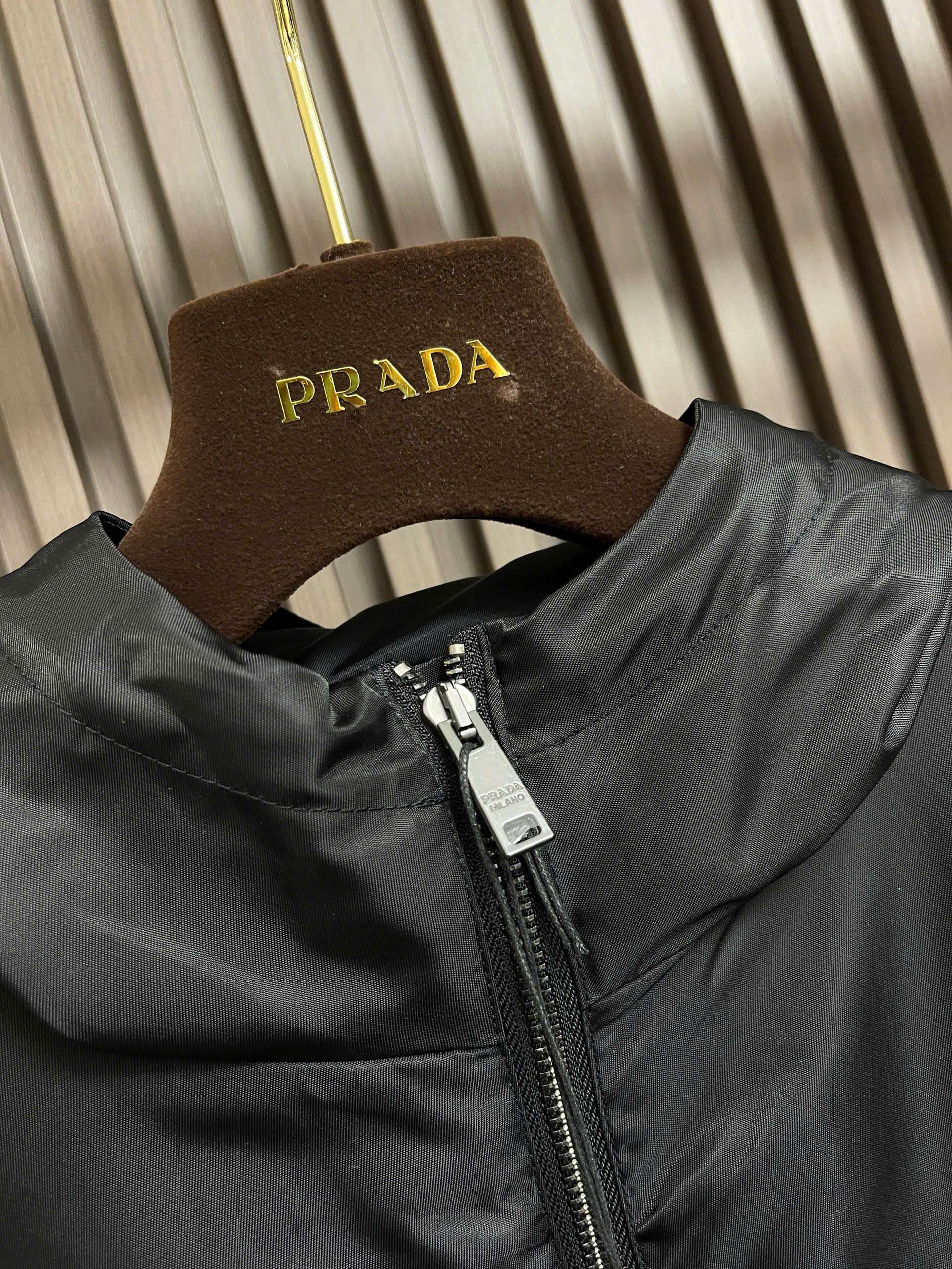 프라다 가슴 삼각 로고 니트 상의