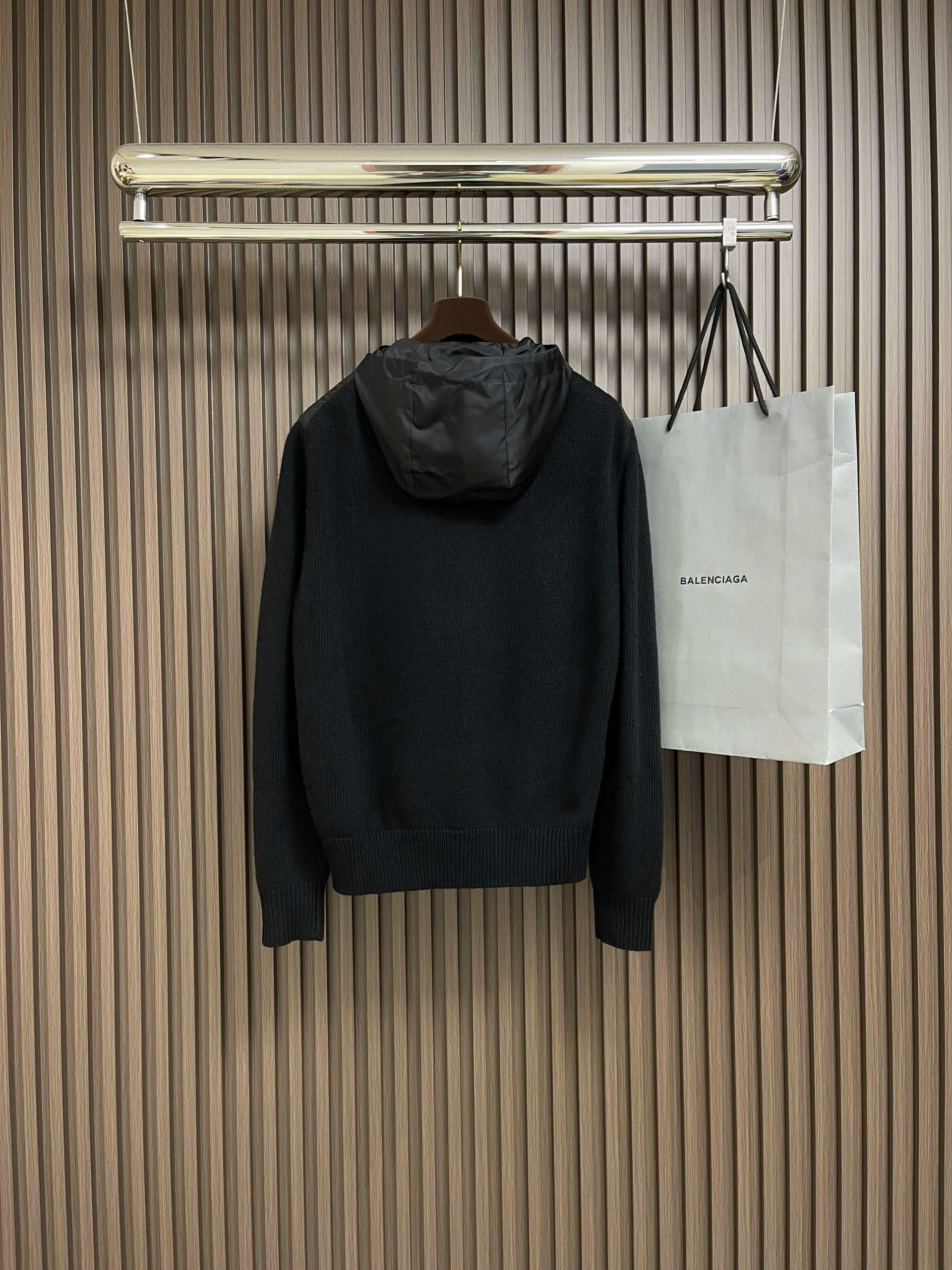 프라다 가슴 삼각 로고 니트 상의