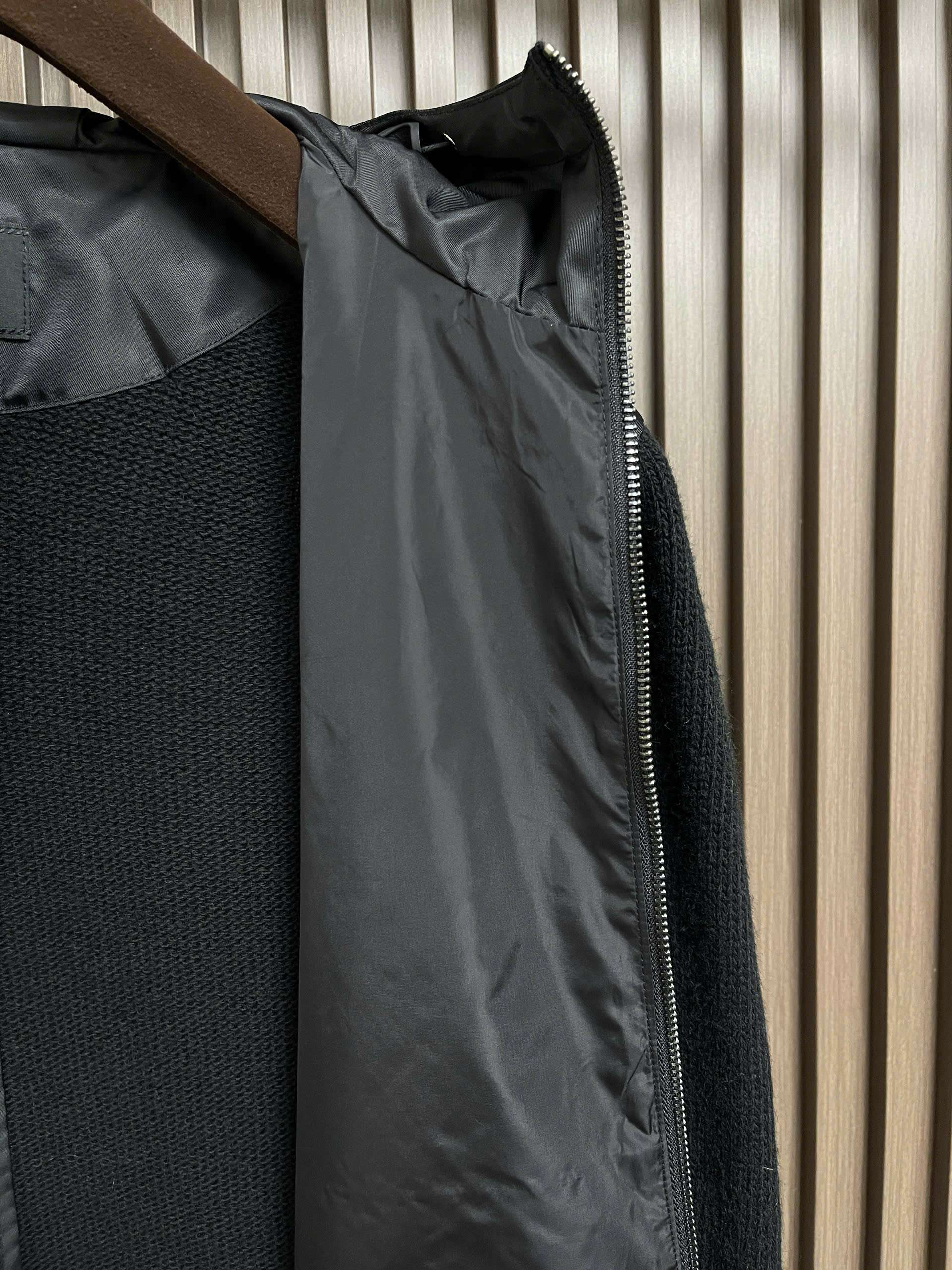 프라다 가슴 삼각 로고 니트 상의