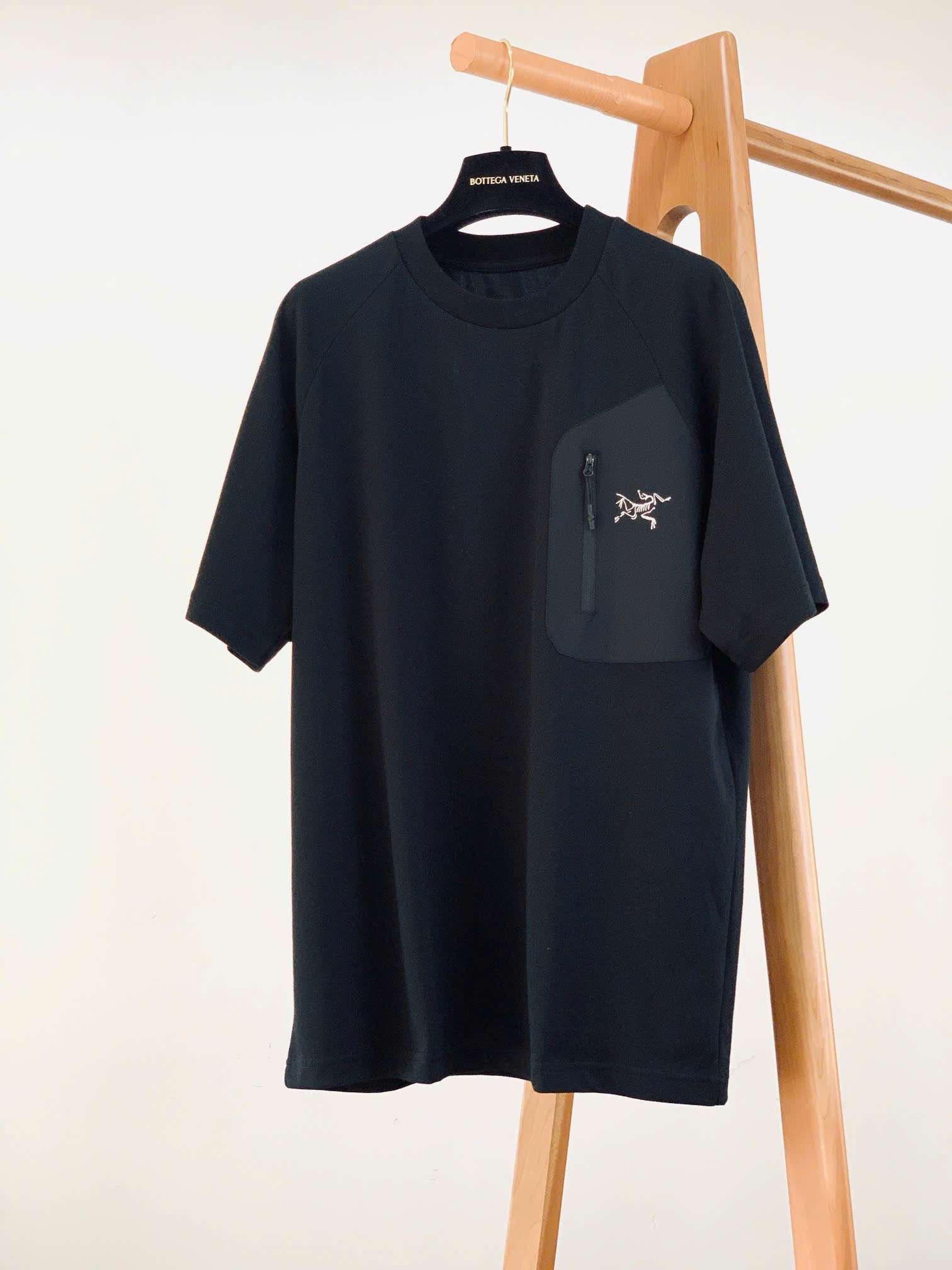 아크테릭스 가슴 포켓 로고 남여공용 반팔티 (2컬러)