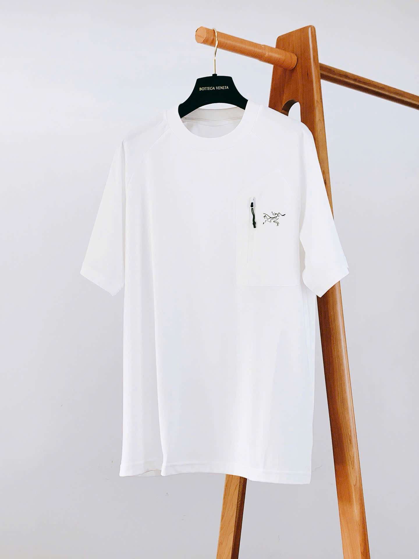 아크테릭스 가슴 포켓 로고 남여공용 반팔티 (2컬러)