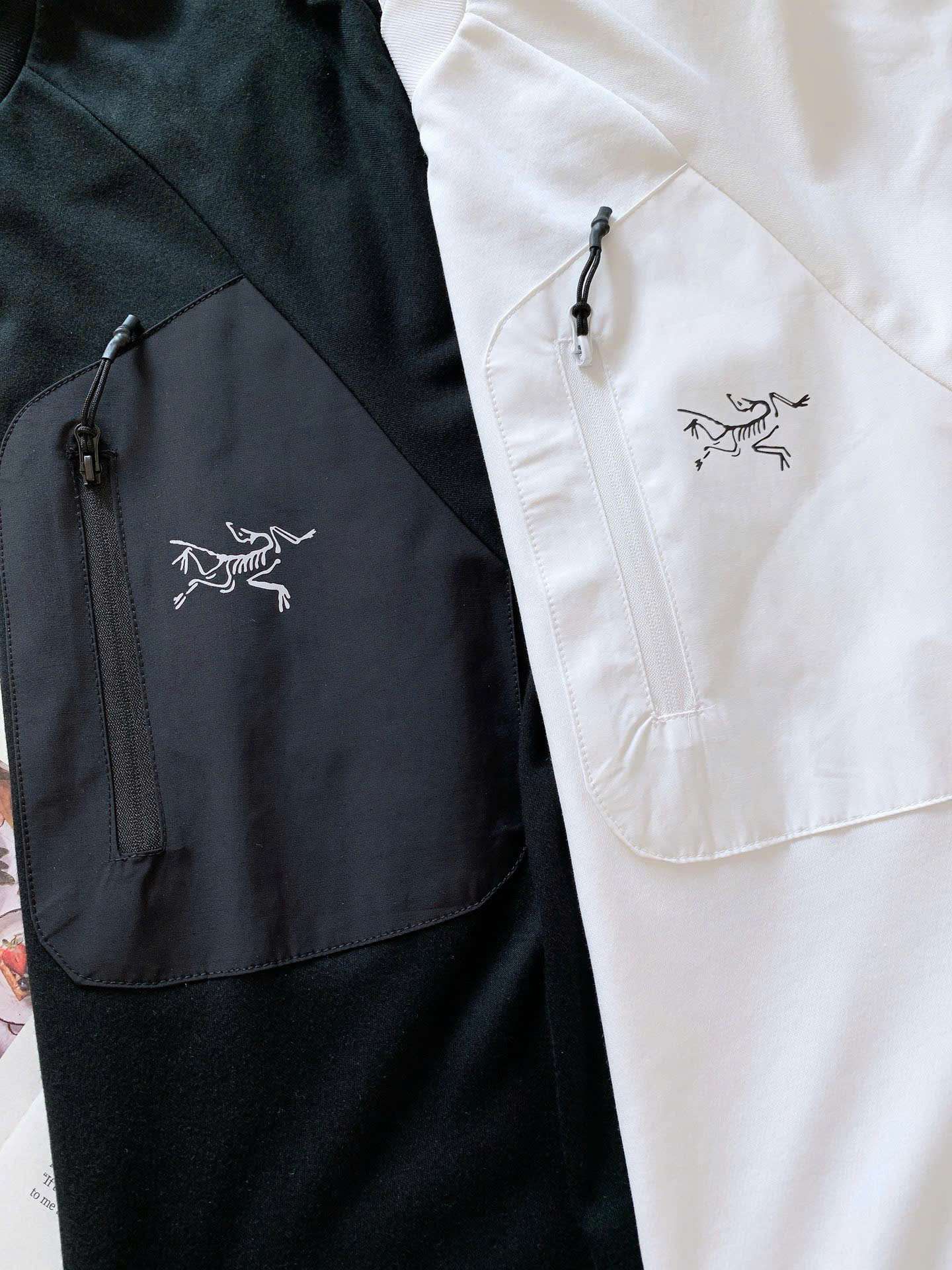 아크테릭스 가슴 포켓 로고 남여공용 반팔티 (2컬러)