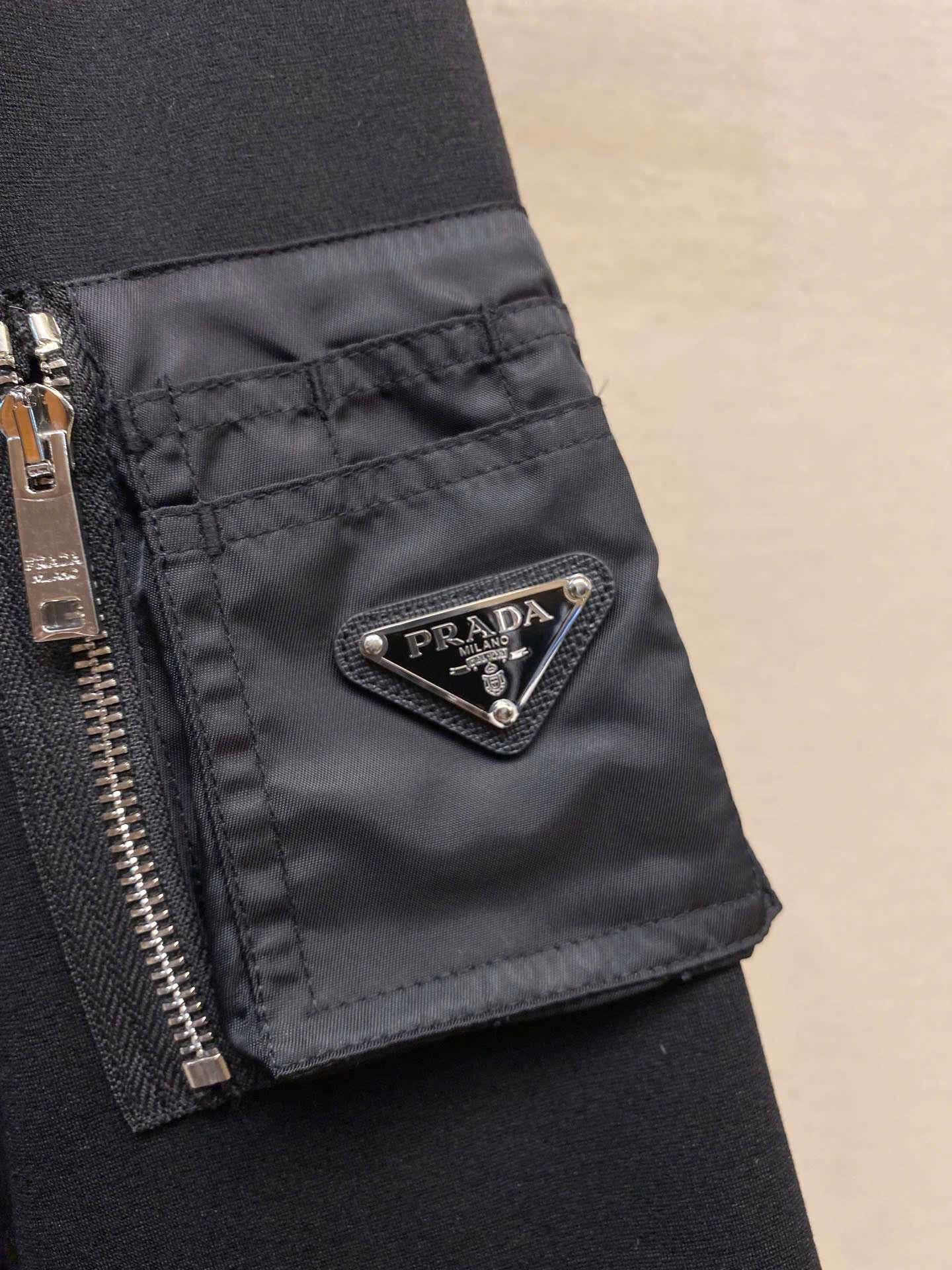 프라다 소매 포켓 삼각 로고 남성 상의