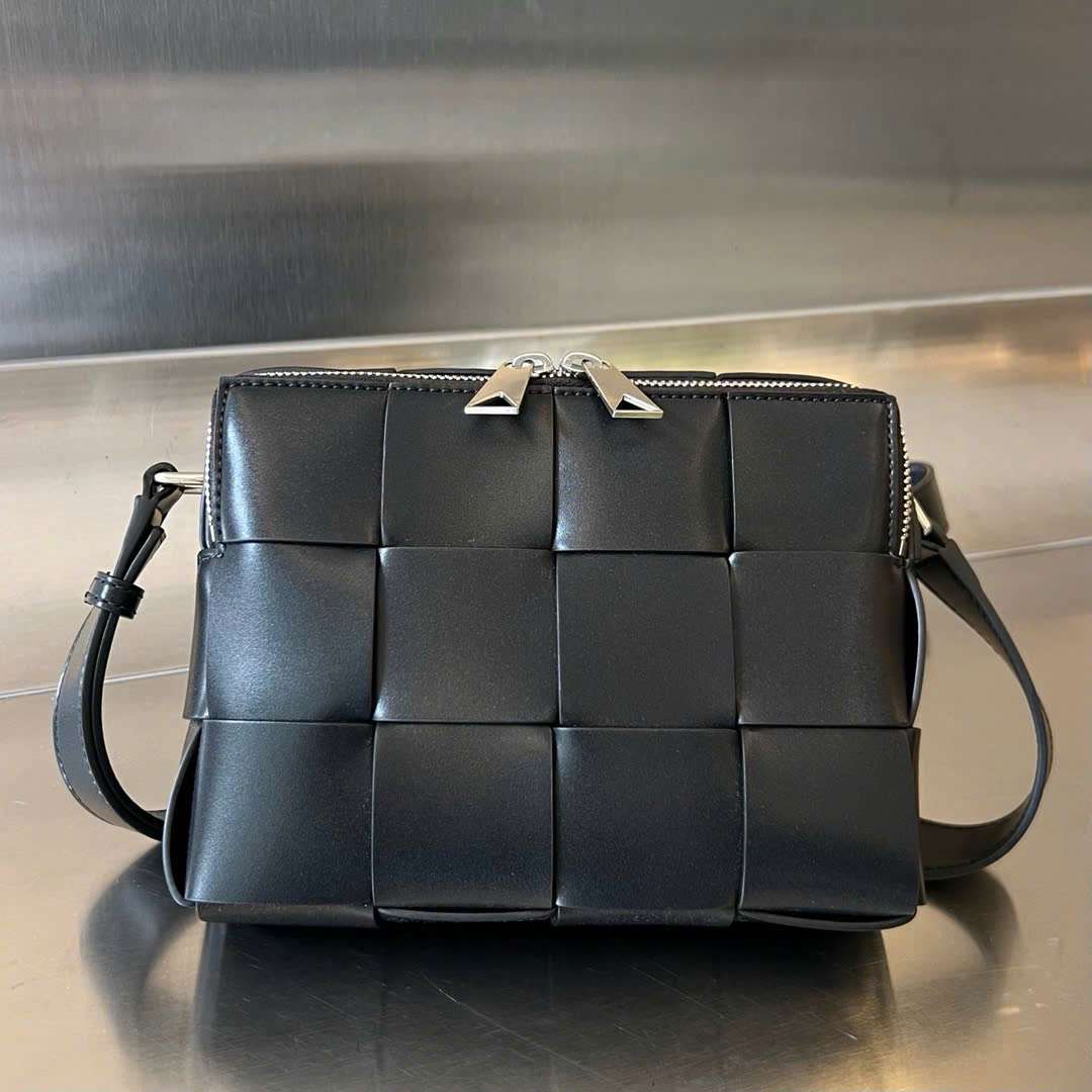 보테가 카세트 남성 카메라백