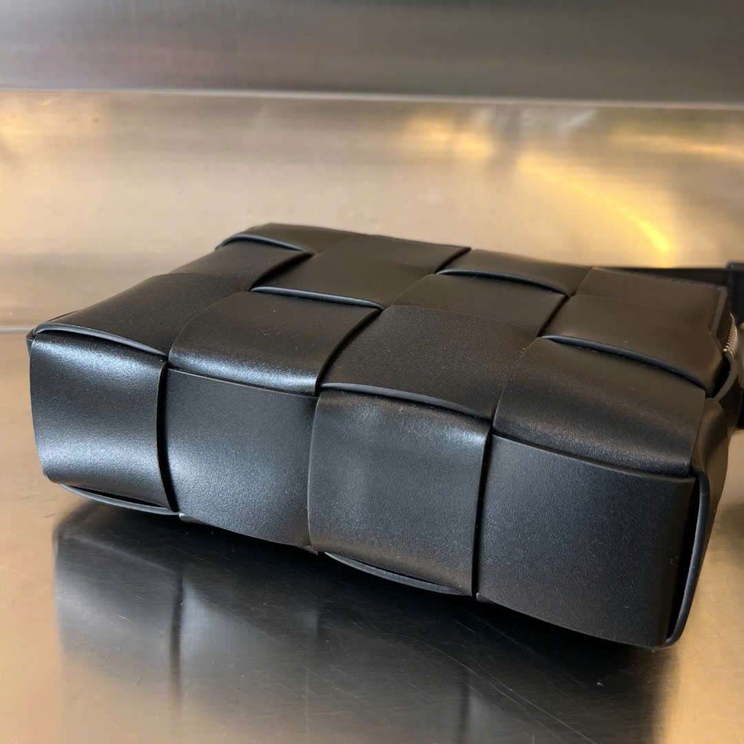 보테가 카세트 남성 카메라백