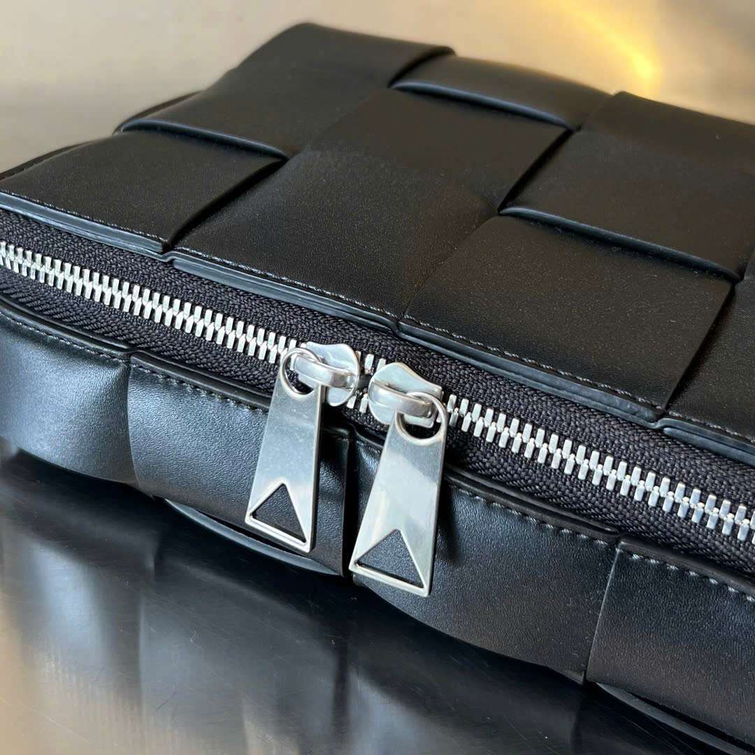 보테가 카세트 남성 카메라백