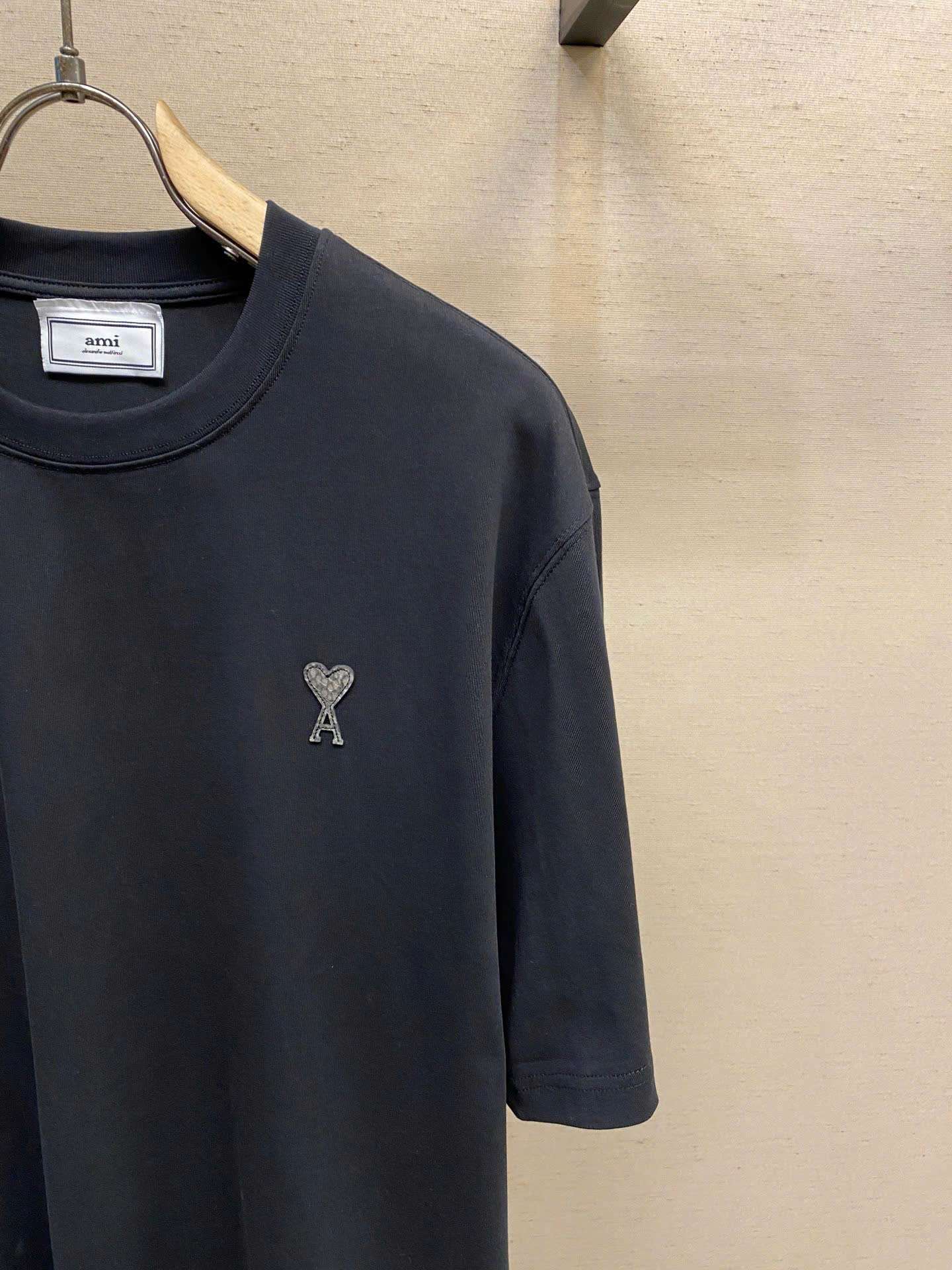 아미 블랙 하트 로고 남여공용 반팔티