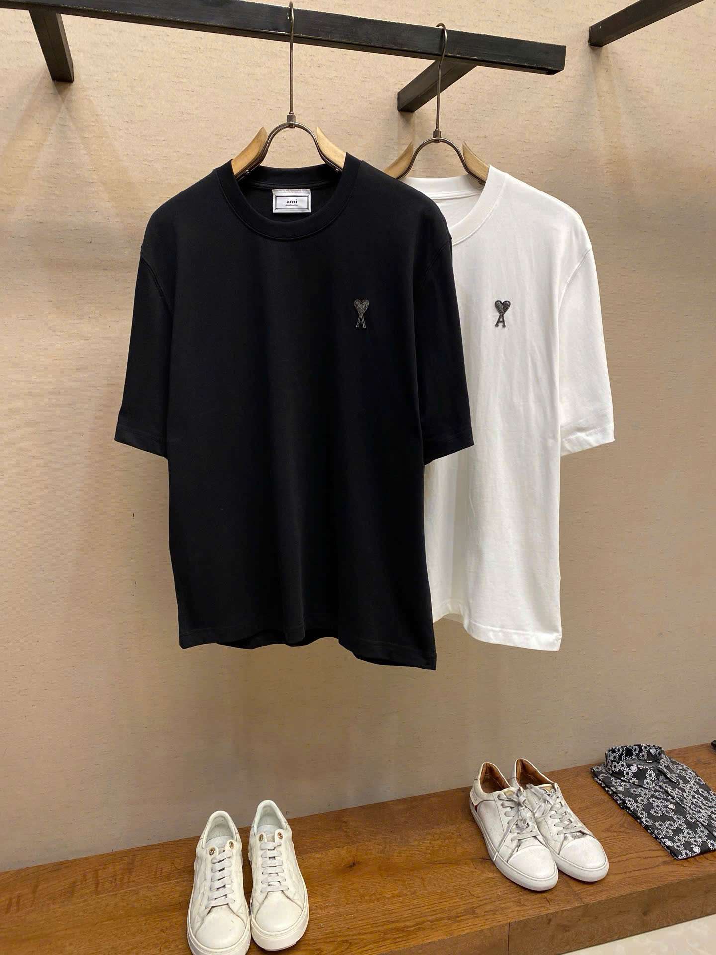 아미 블랙 하트 로고 남여공용 반팔티