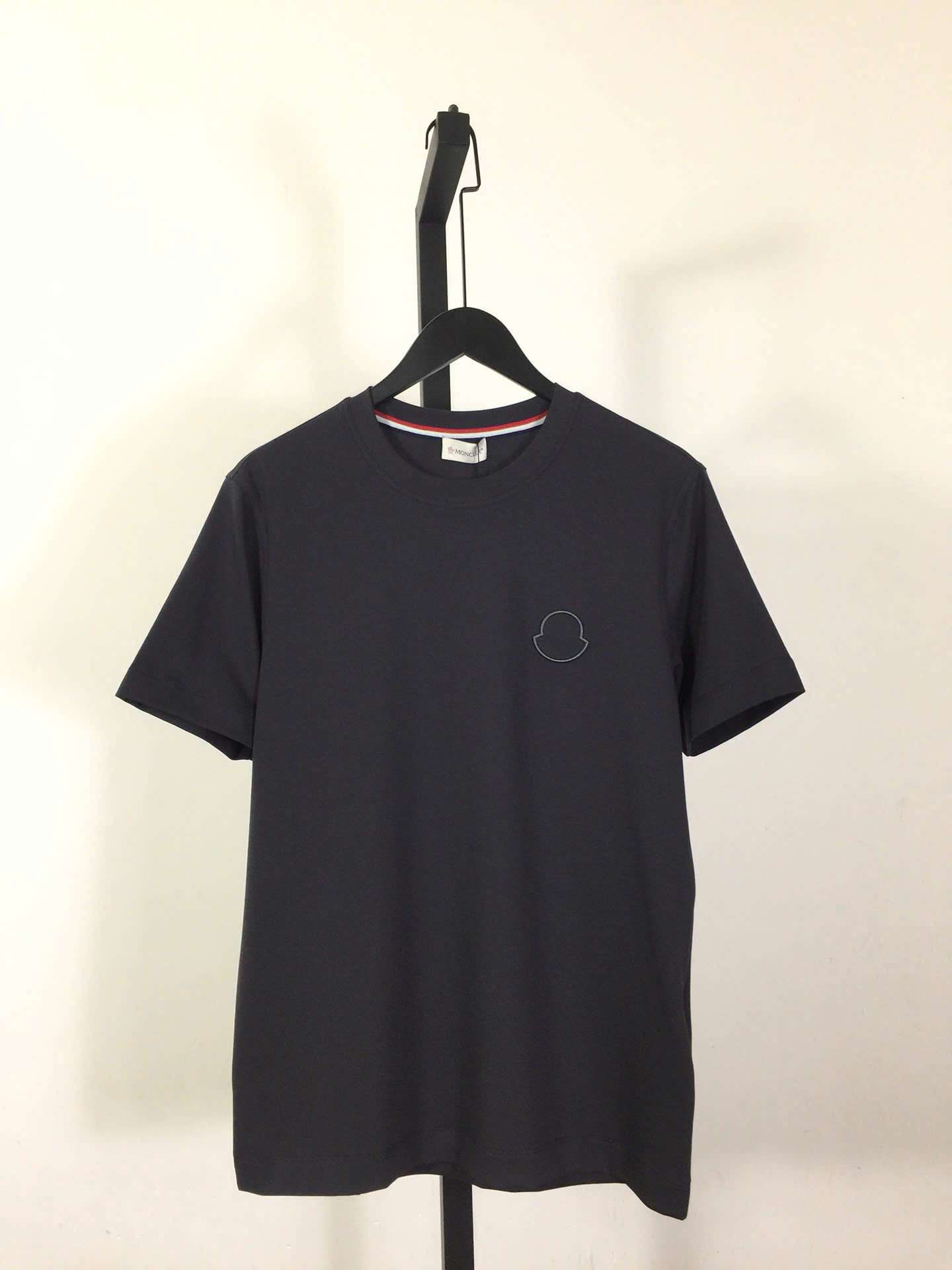 몽클레르 자수 로고 남성 반팔티 (2컬러)