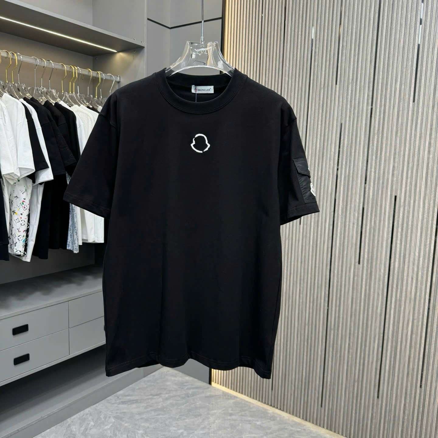 몽클레르 자수 로고 남성 반팔티 (2컬러)