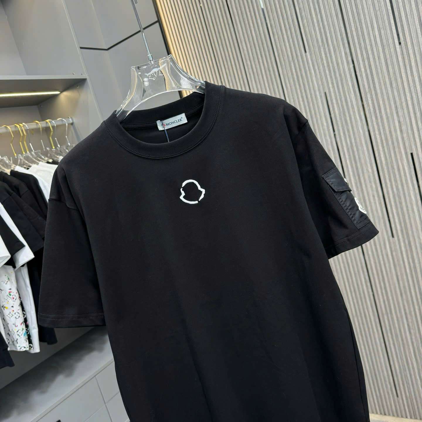 몽클레르 자수 로고 남성 반팔티 (2컬러)