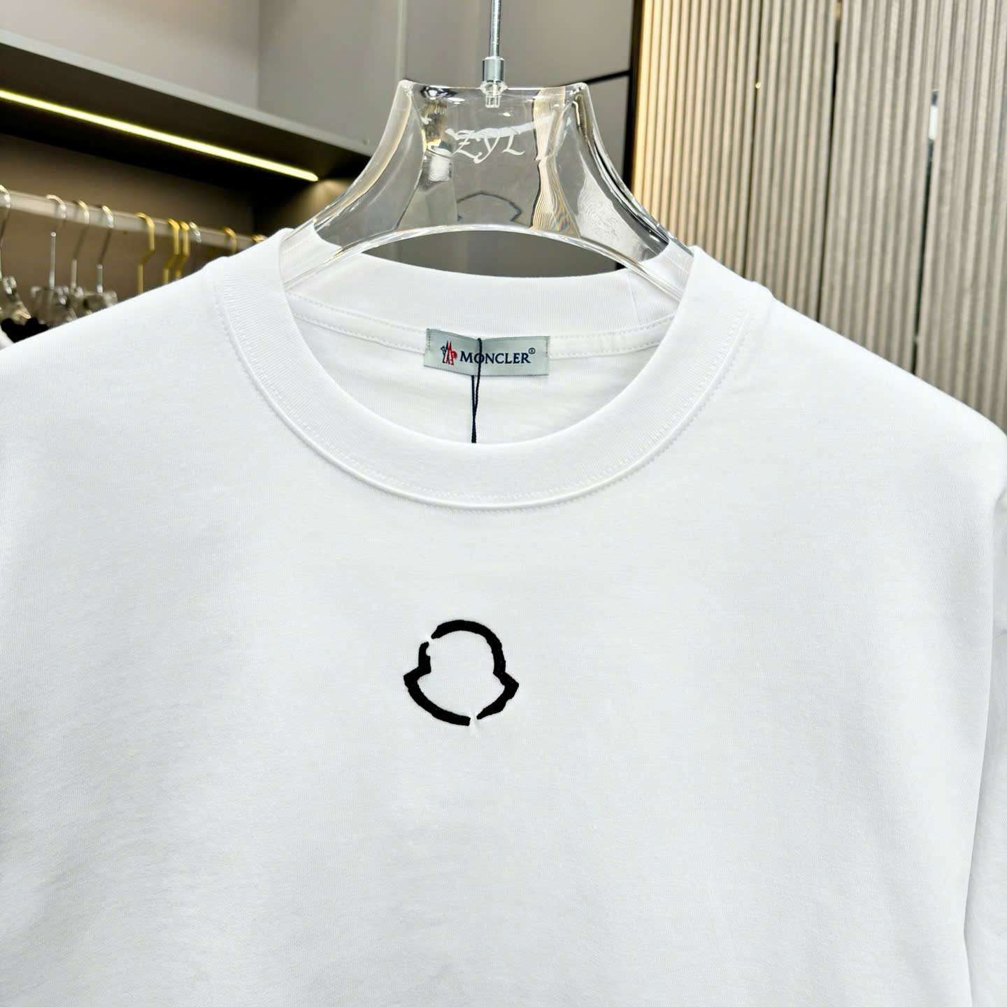 몽클레르 자수 로고 남성 반팔티 (2컬러)