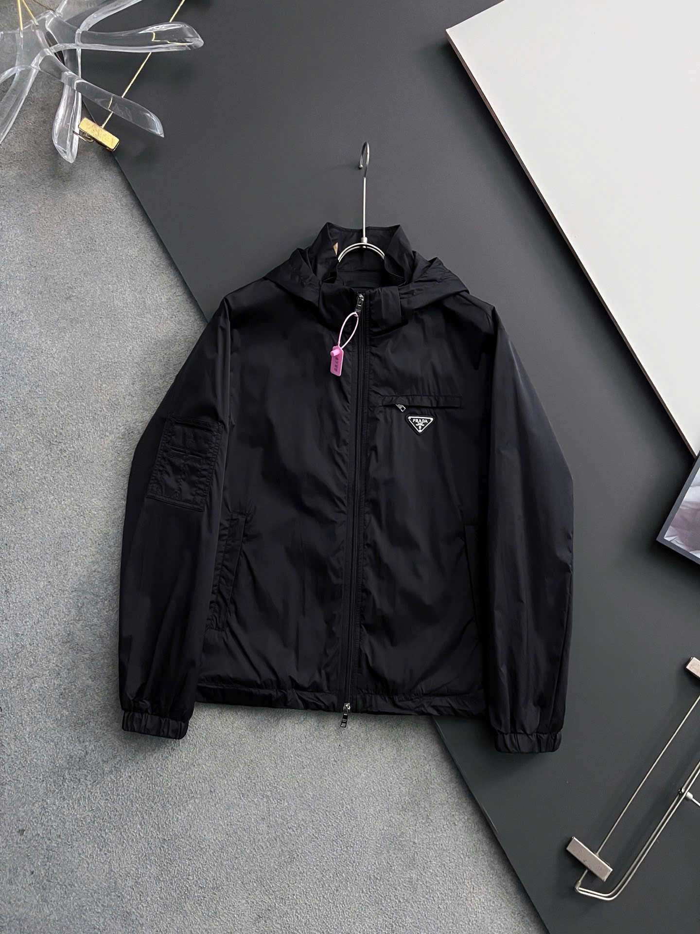 프라다 삼각 로고 남여공용 바람막이