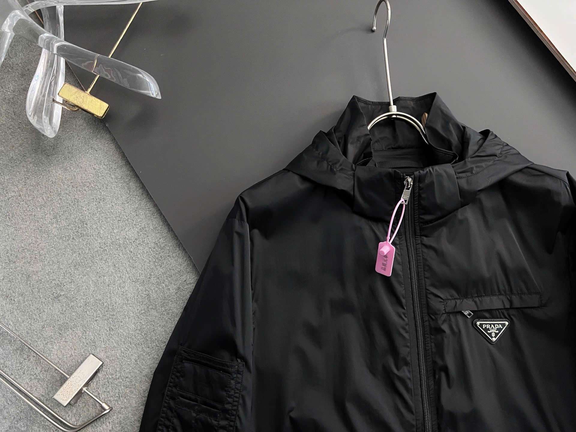 프라다 삼각 로고 남여공용 바람막이