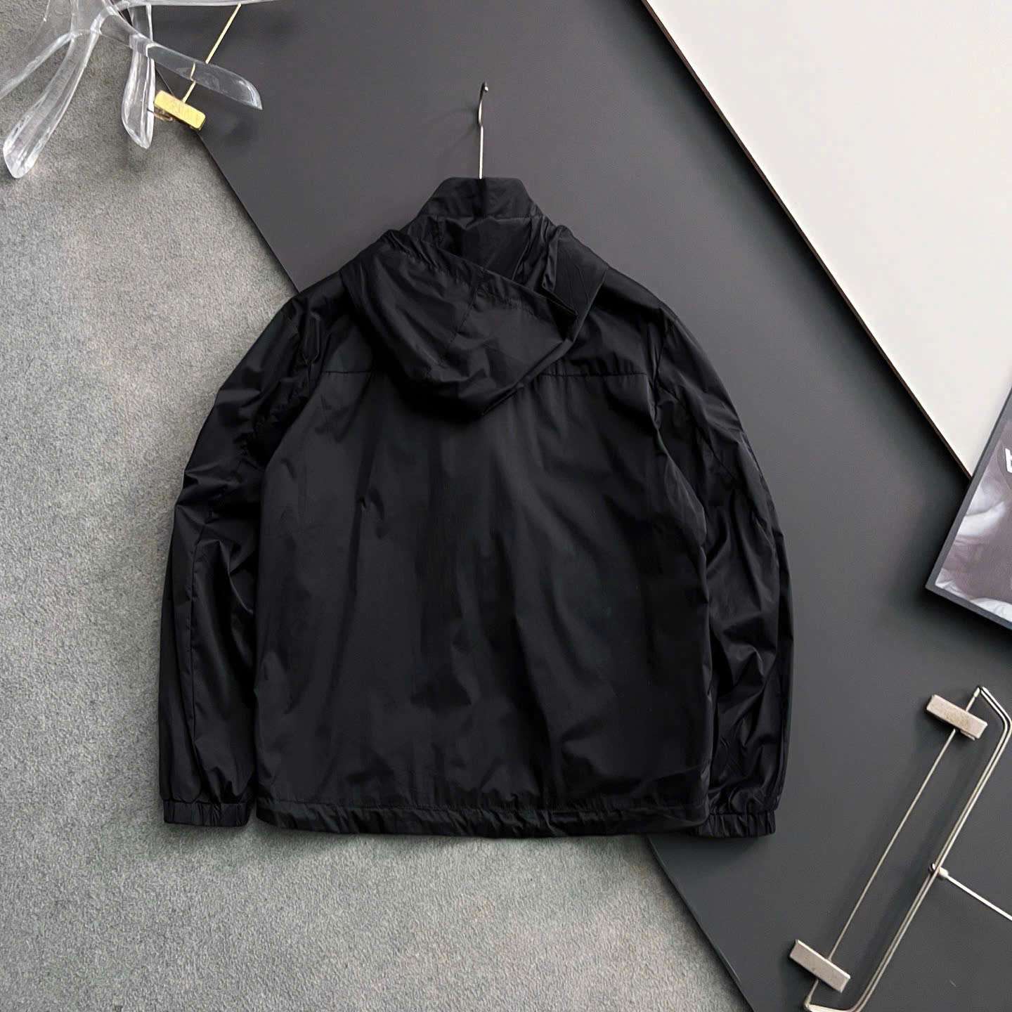 프라다 삼각 로고 남여공용 바람막이